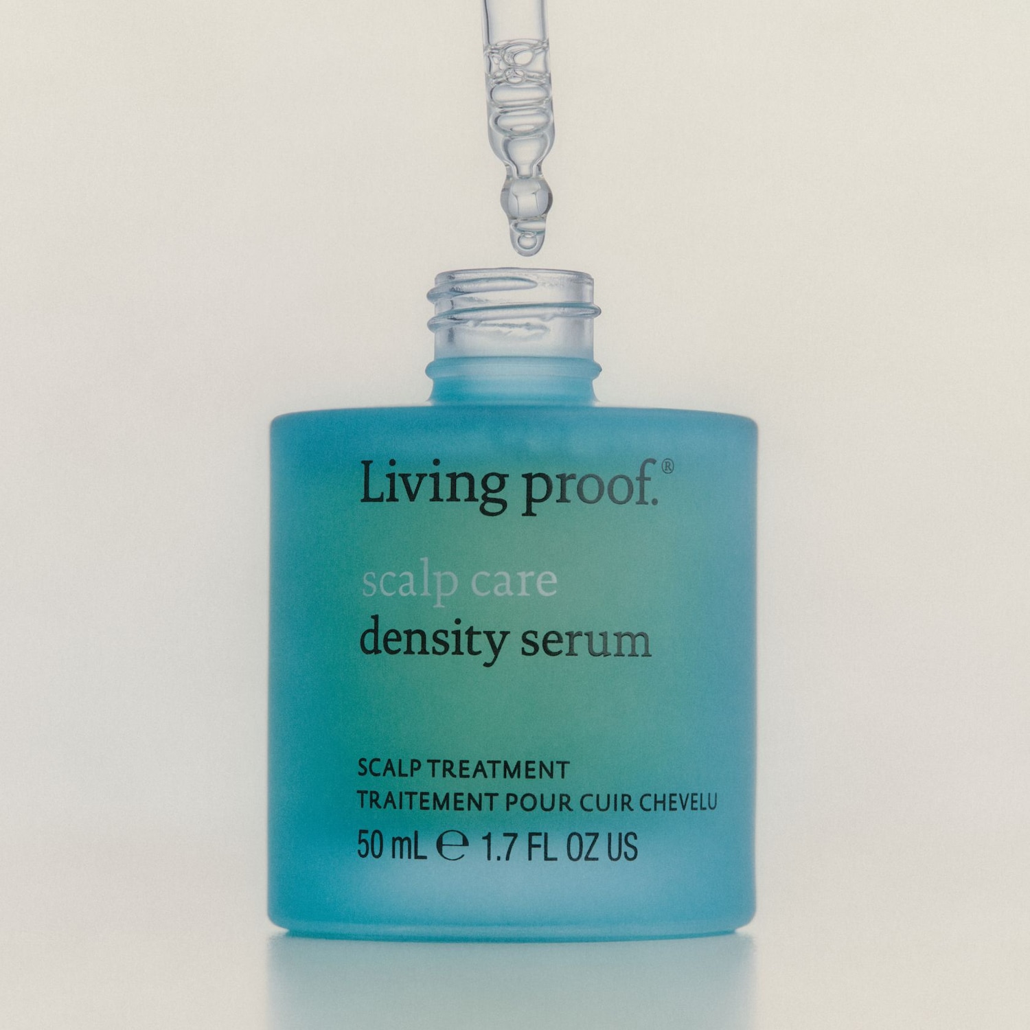 Das Living Proof Scalp Care Density Serum in einer 50-ml-Flasche mit Pipette, die eine klare Flüssigkeit abgibt, ist eine Kopfhautbehandlung für dichteres Haar.