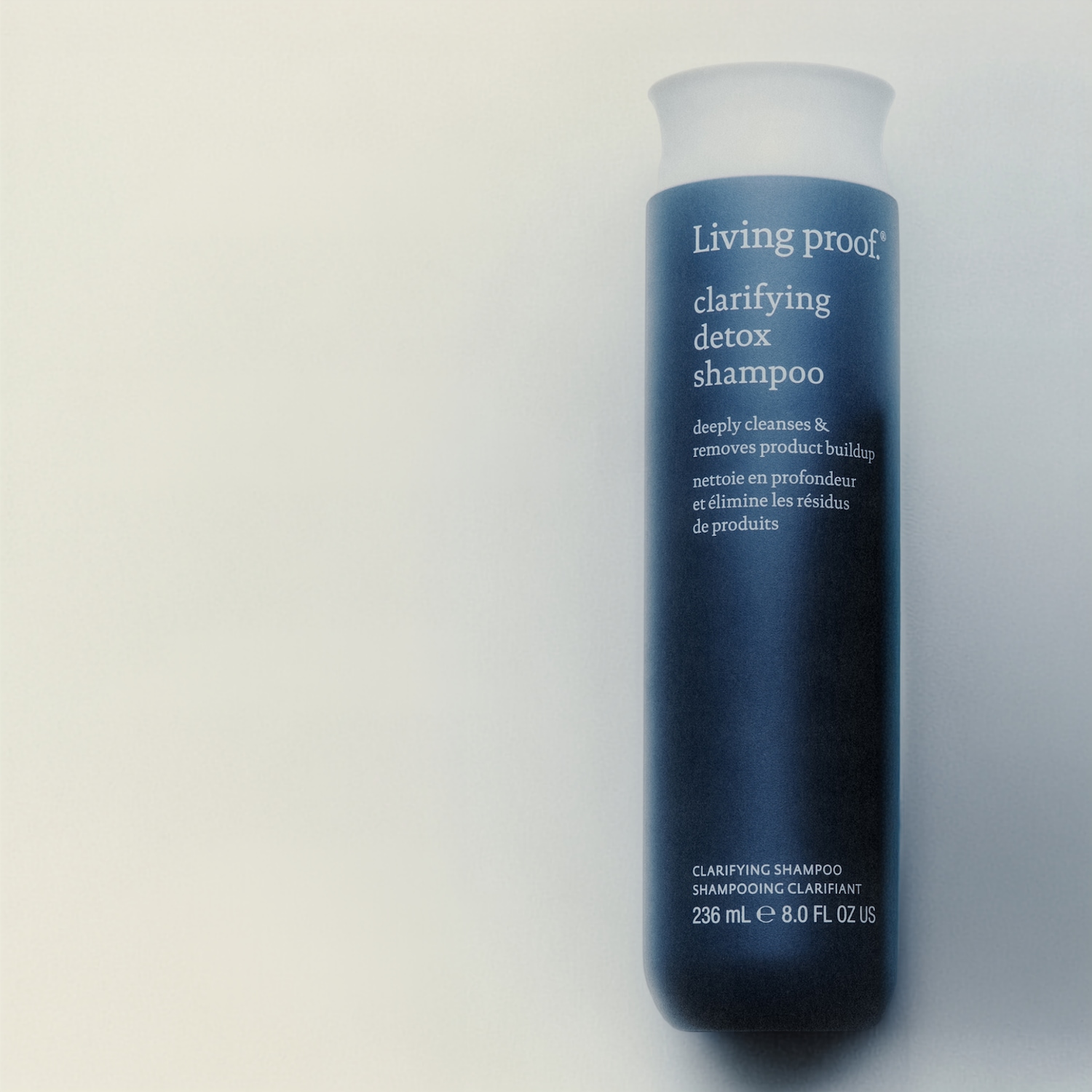 Die Living Proof Clarifying Detox Shampoo Flasche in Dunkelblau mit weißer Schrift, die eine Tiefenreinigung und Entfernung von Produktablagerungen verspricht, ist in einer Größe von 236 ml erhältlich.