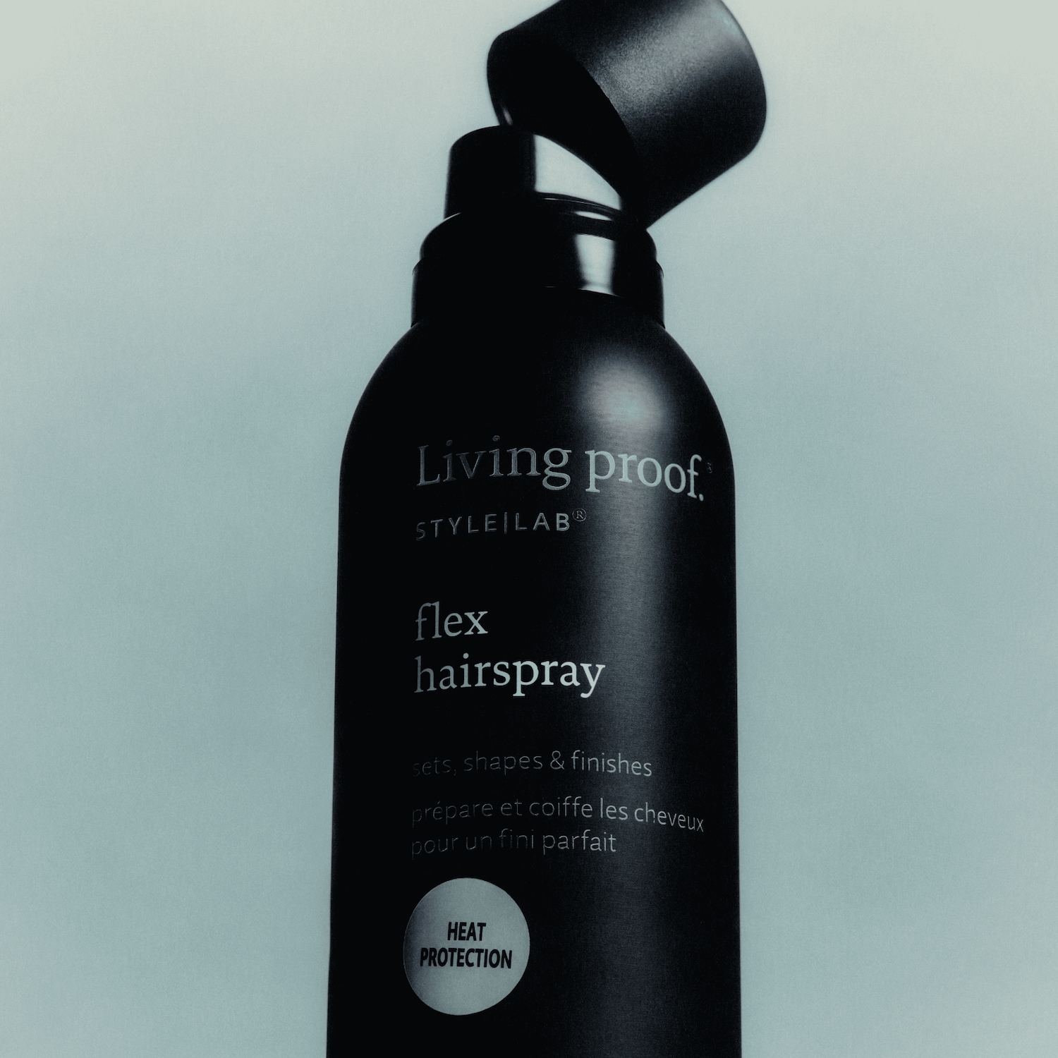 Die schwarze Flasche Living Proof Style Lab Flex Haarspray mit offener Kappe bietet Hitzeschutz und fixiert, formt und vollendet Frisuren für ein perfektes Finish.