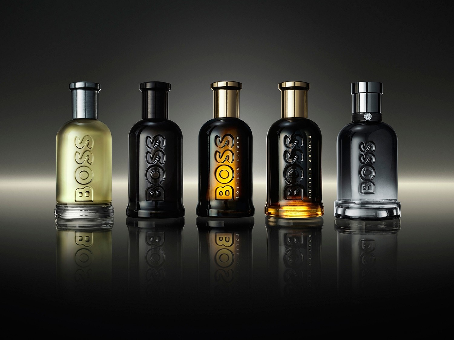 Descoperiți colecția BOSS Bottled, prezentând cinci sticle elegante de parfum, fiecare cu un design distinctiv și o nuanță unică, de la auriu deschis la negru intens și argintiu, reflectând rafinamentul și masculinitatea.
