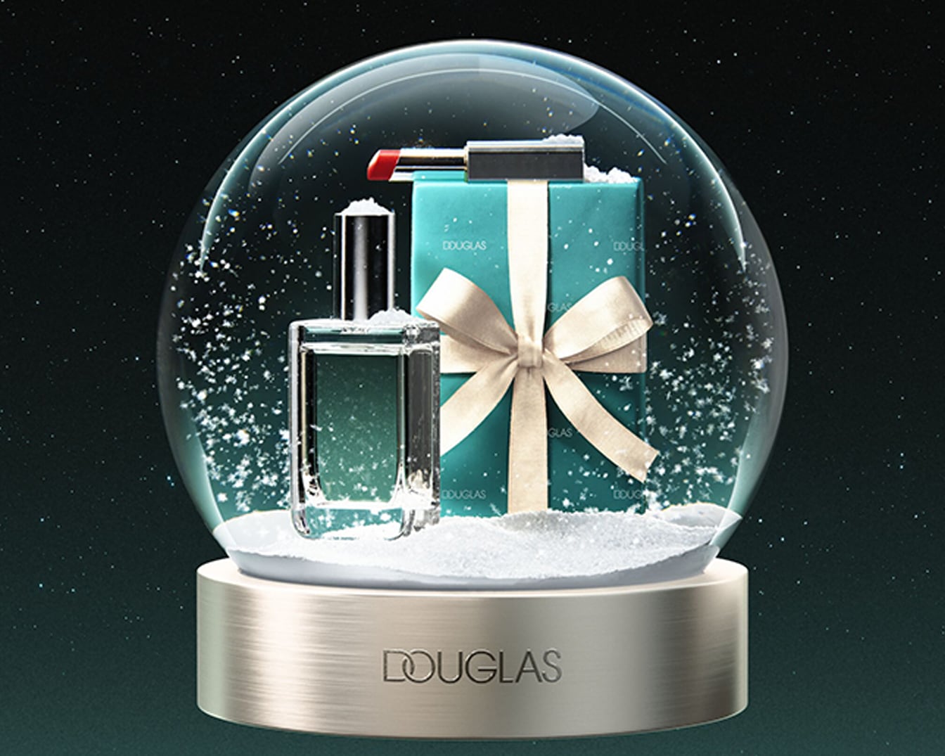Eine Schneekugel mit einem Douglas-Parfümflakon, einem türkisfarbenen Geschenk mit beiger Schleife und einem roten Lippenstift, alles auf einer Schneedecke, vor einem dunkelgrünen Hintergrund mit Sternen.