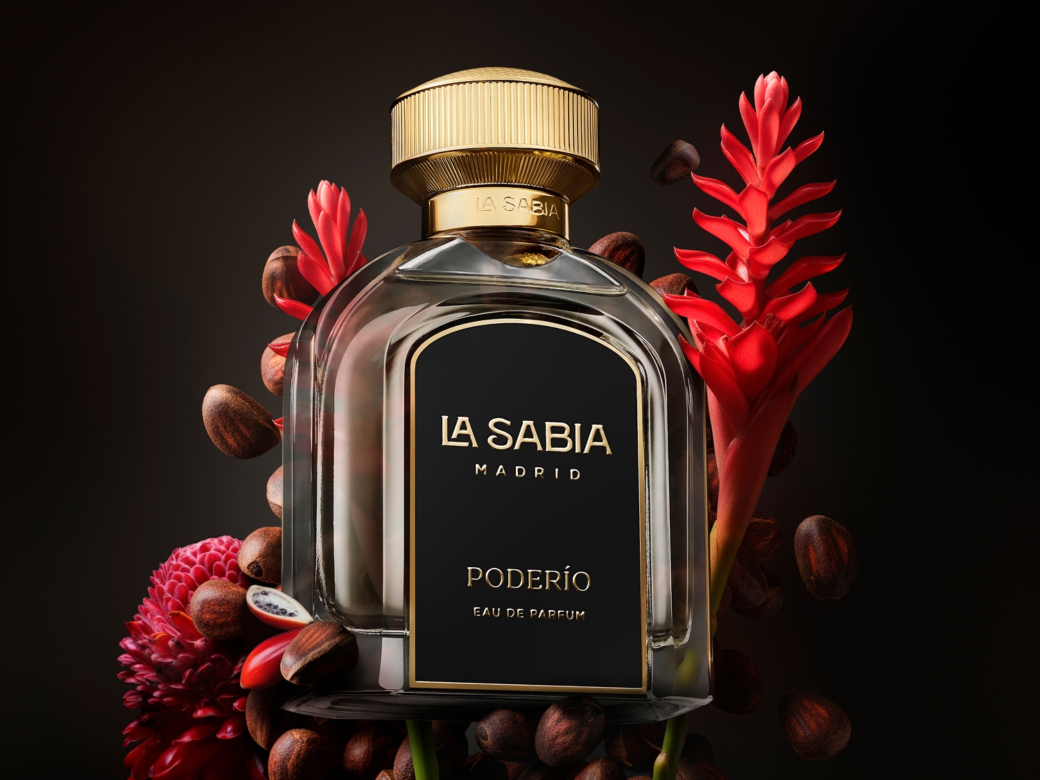 Flakon perfum La Sabia Madrid Poderío Eau de Parfum z czarną etykietą i złotym napisem, otoczony czerwonymi kwiatami i ziarnami kawy, na ciemnym tle.