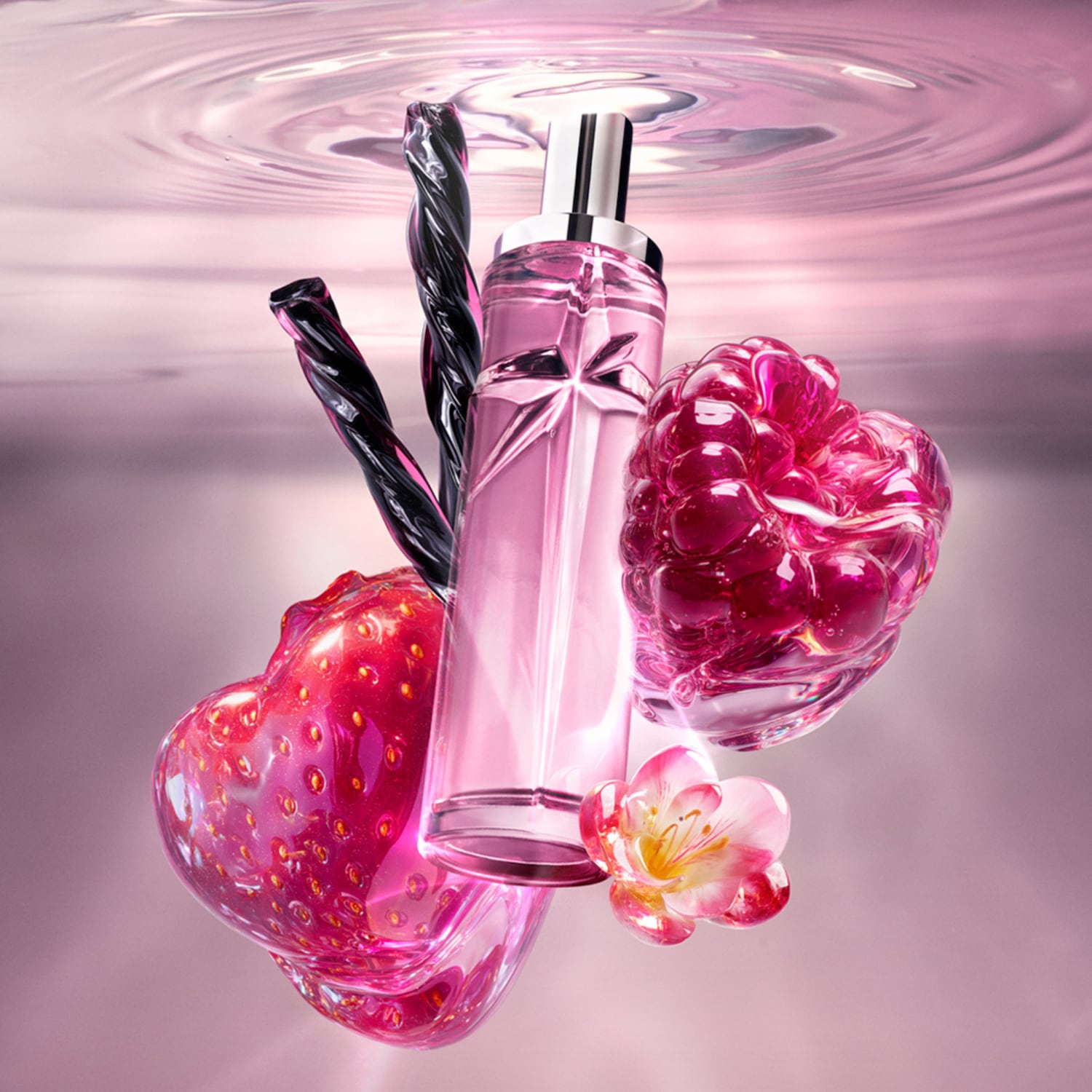Un flacon de parfum rose clair avec un bouchon argenté est entouré de deux cœurs de fruits rouges translucides, l'un ressemblant à une fraise et l'autre à une framboise, ainsi que de deux bâtons de réglisse noirs torsadés et d'une fleur rose et blanche, le tout flottant dans une eau rose avec des ondulations.