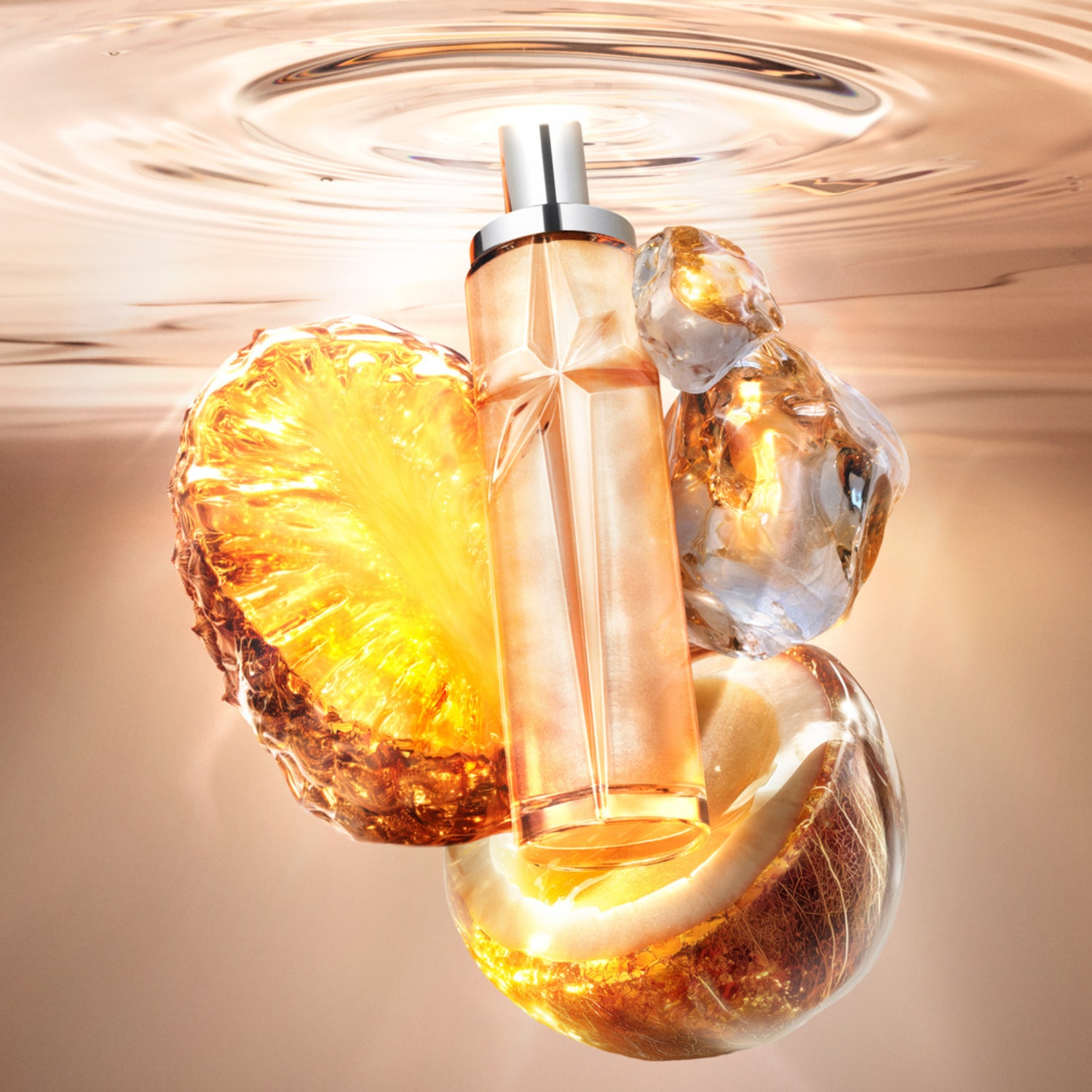 Un flacon de parfum en verre transparent avec un liquide ambré est entouré de morceaux d'ananas, de noix de coco et de glaçons, le tout flottant sur une surface d'eau ondulante.