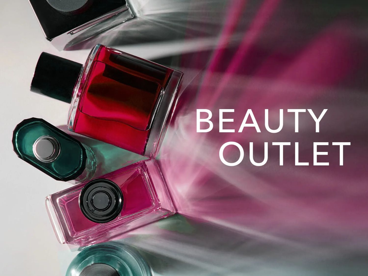 Objevte široký výběr parfémů a kosmetiky v Douglas Beauty Outlet, kde najdete flakony v odstínech červené, růžové a zelené, s textem "BEAUTY OUTLET" uprostřed.