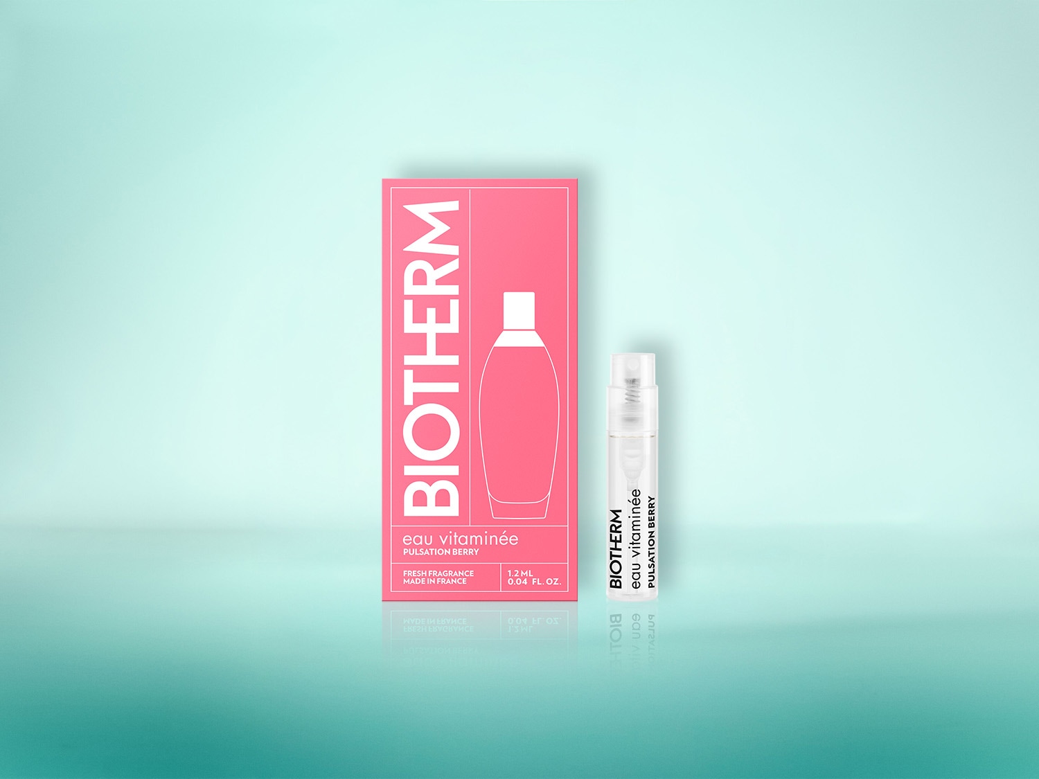 Das Bild zeigt eine rosafarbene Schachtel und einen kleinen, durchsichtigen Sprühflakon von Biotherm Eau Vitaminée Pulsation Berry, die auf einem hellblauen Hintergrund stehen und eine frische Duftprobe präsentieren.