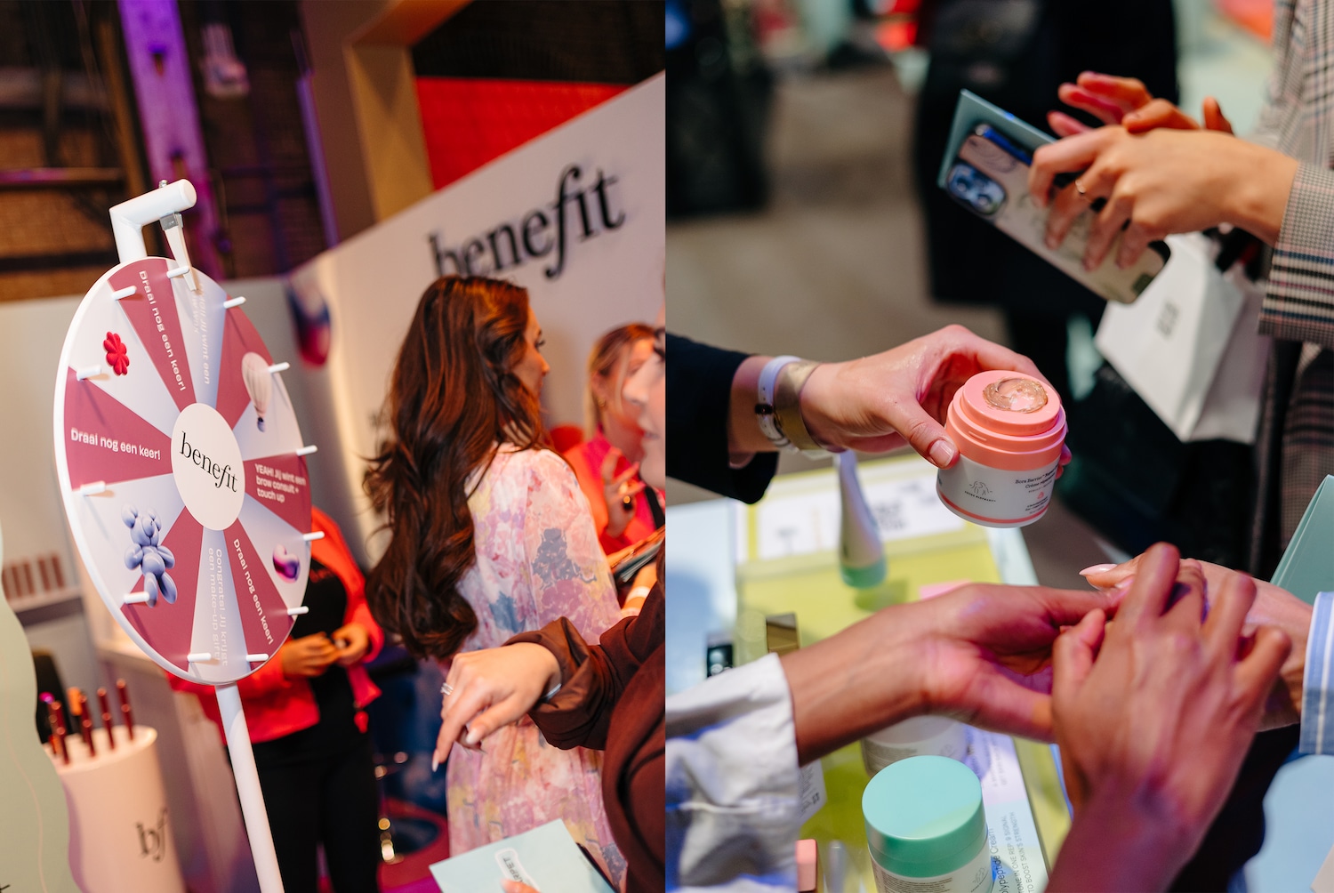Een vrouw met lang bruin haar staat bij een roze en wit rad van fortuin met het Benefit-logo, dat prijzen zoals een brow consult en touch-up aanbiedt.