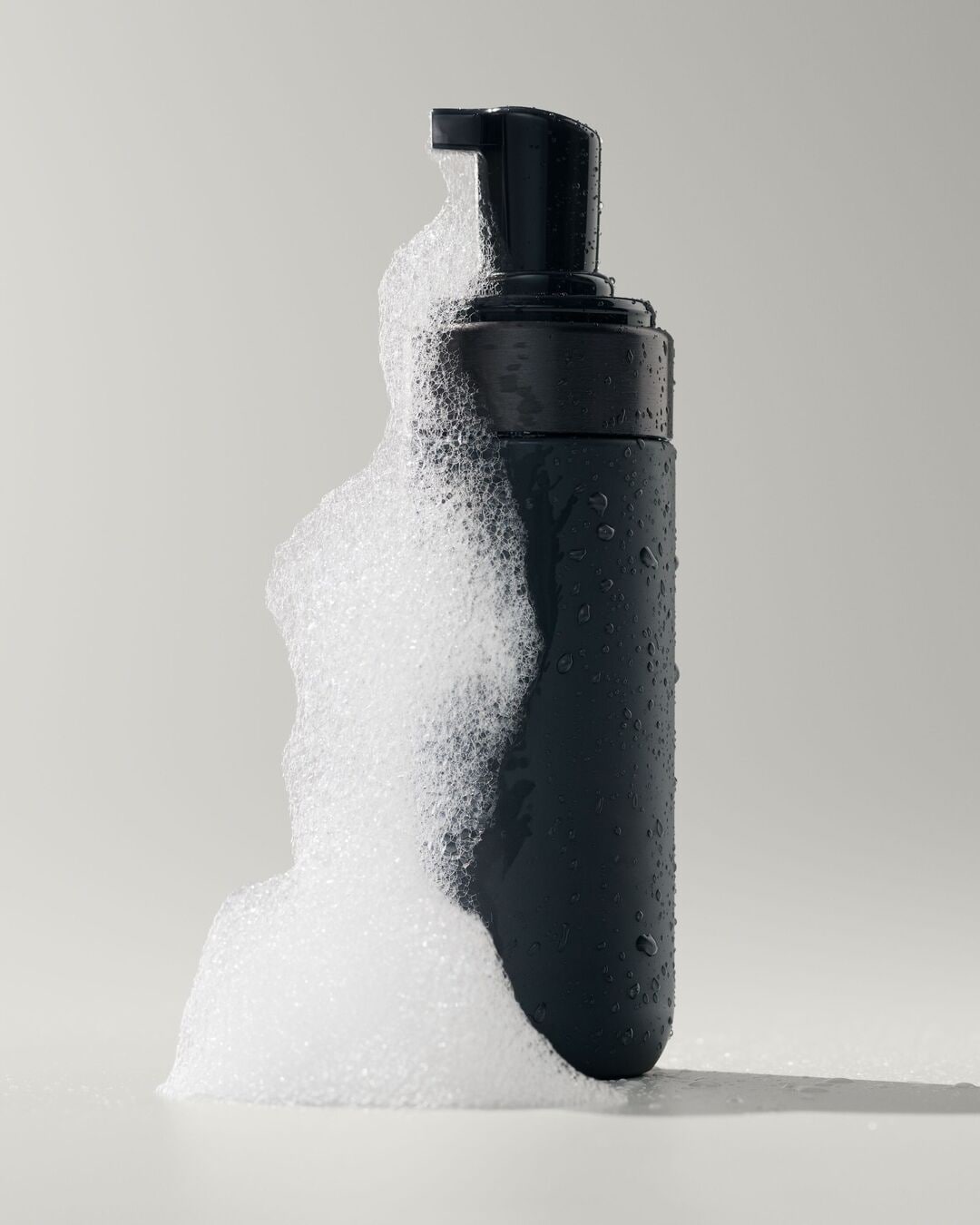 Découvrez le Gel Nettoyant Moussant CeraVe, un nettoyant doux et sans parfum pour le visage et le corps, idéal pour les peaux normales à grasses, présenté dans un flacon blanc de 473 ml avec une pompe verte.