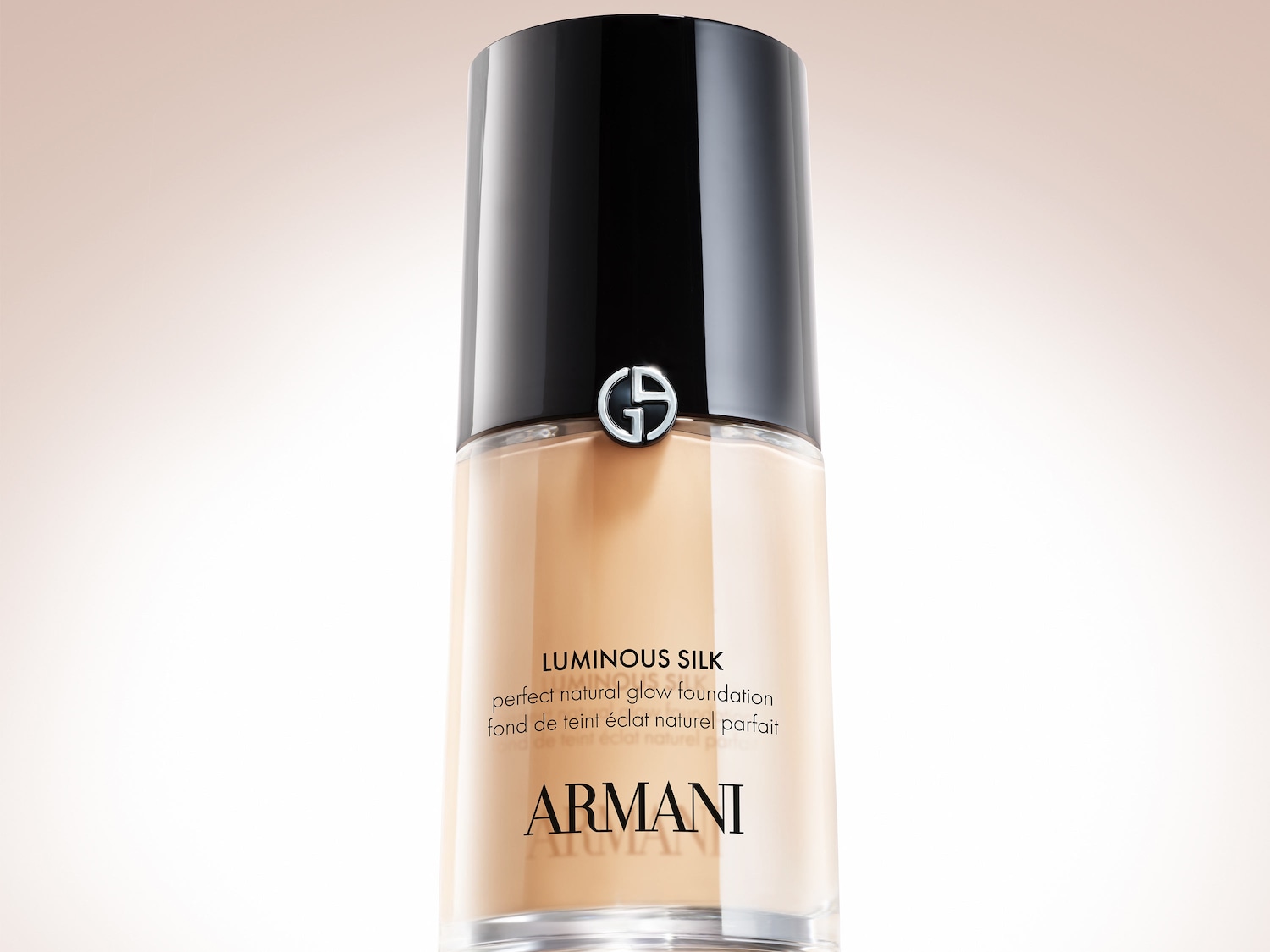 Die Armani Luminous Silk Foundation in einem eleganten Glasflakon mit schwarzem Verschluss und dem silbernen Armani-Logo, perfekt für einen natürlichen Glow.