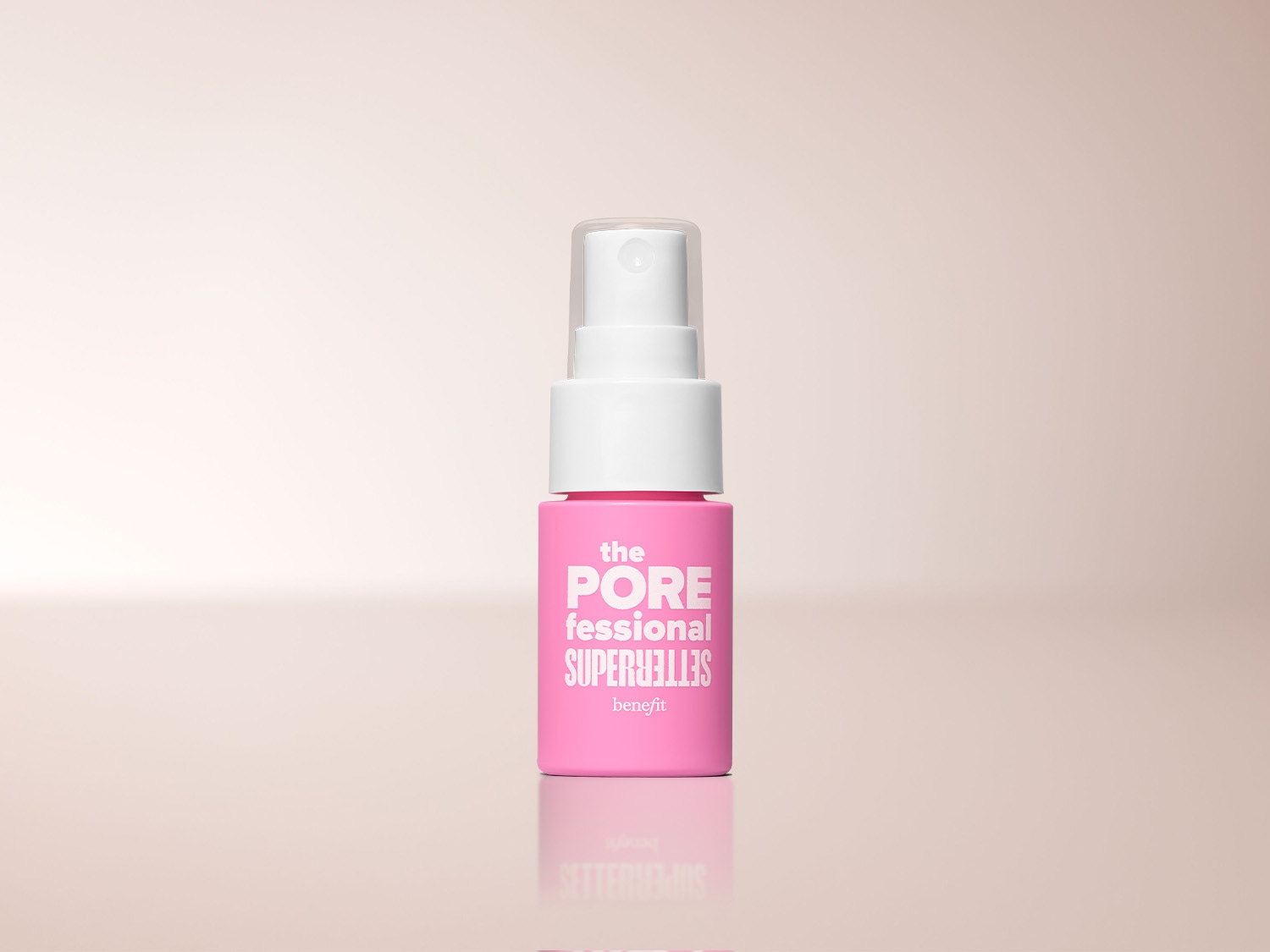 Das Benefit The POREfessional Super Setter Spray in einer pinken Flasche mit weißem Sprühkopf fixiert Ihr Make-up langanhaltend und minimiert Poren für ein makelloses Finish.