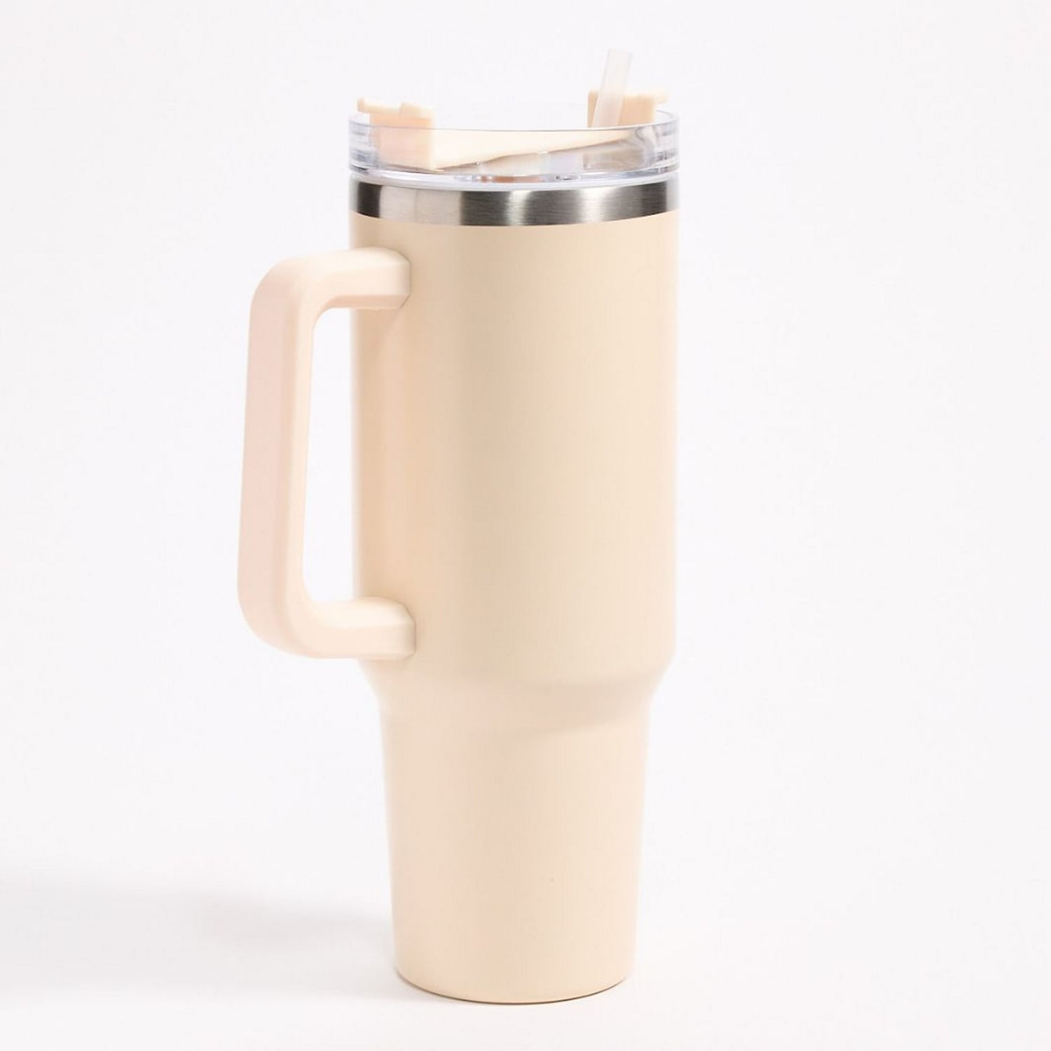 Un gobelet isotherme beige avec une poignée latérale, un couvercle transparent et une paille, idéal pour garder vos boissons à la bonne température.