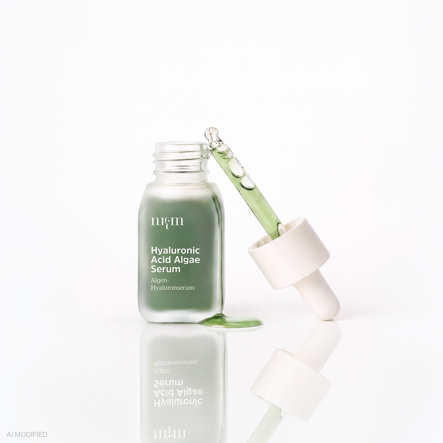 Das nkm Hyaluronic Acid Algae Serum in einem mattgrünen Fläschchen mit Pipette, die das grüne Serum aufnimmt und auf einer weißen Oberfläche reflektiert.