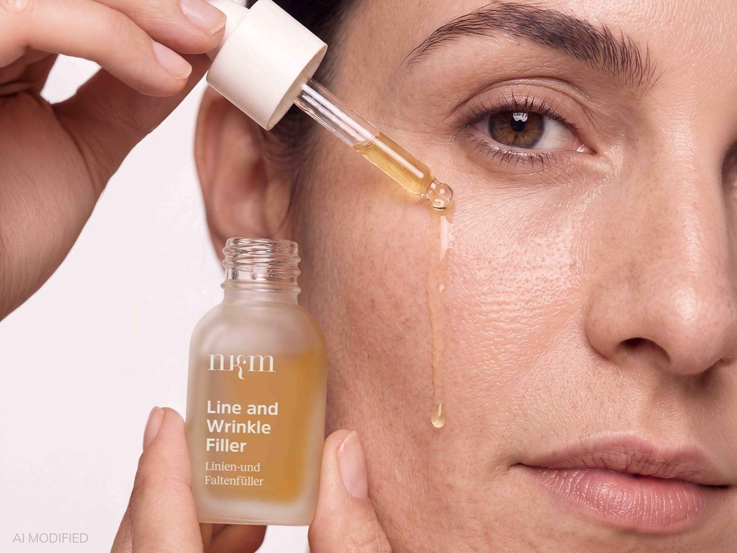 Eine Frau trägt das nkm Line and Wrinkle Filler Serum mit einer Pipette auf ihre Wange auf, wobei goldene Tropfen sanft über ihre Haut gleiten.