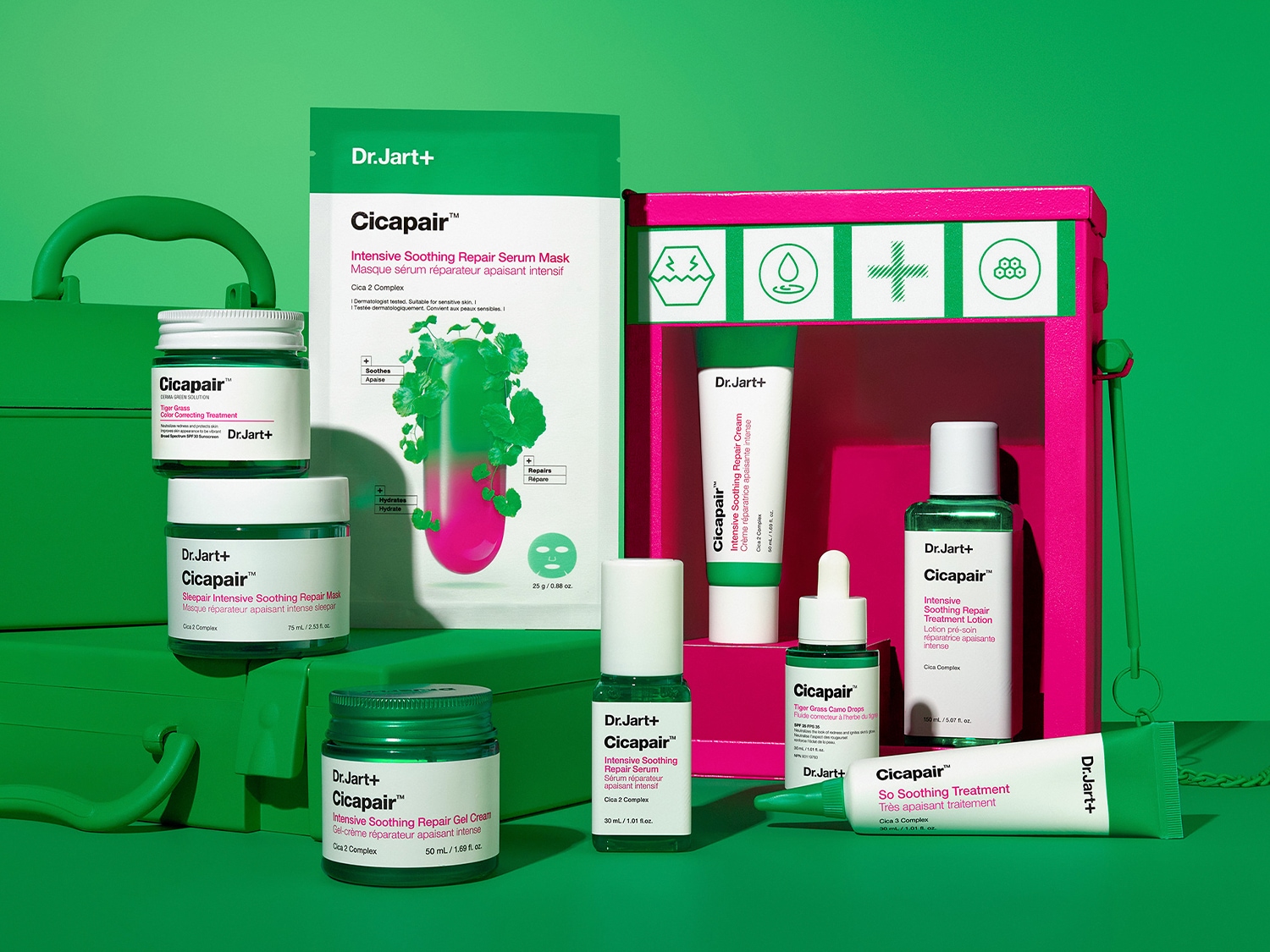 La imagen muestra una colección de productos Dr. Jart+ Cicapair, que incluyen una mascarilla de suero reparador calmante intensivo, una crema reparadora calmante intensiva, una loción de tratamiento reparador calmante intensivo, un suero reparador calmante intensivo, gotas de hierba de tigre y un tratamiento calmante, todos en envases verdes y blancos.