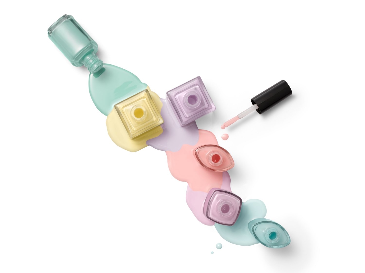 Eine Reihe von Nagellackflaschen in Pastellfarben, darunter Mintgrün, Gelb, Lavendel, Koralle und Hellblau, sind auf einer weißen Oberfläche verstreut, wobei der Nagellack aus den umgekippten Flaschen fließt und eine flüssige, farbenfrohe Spur bildet.