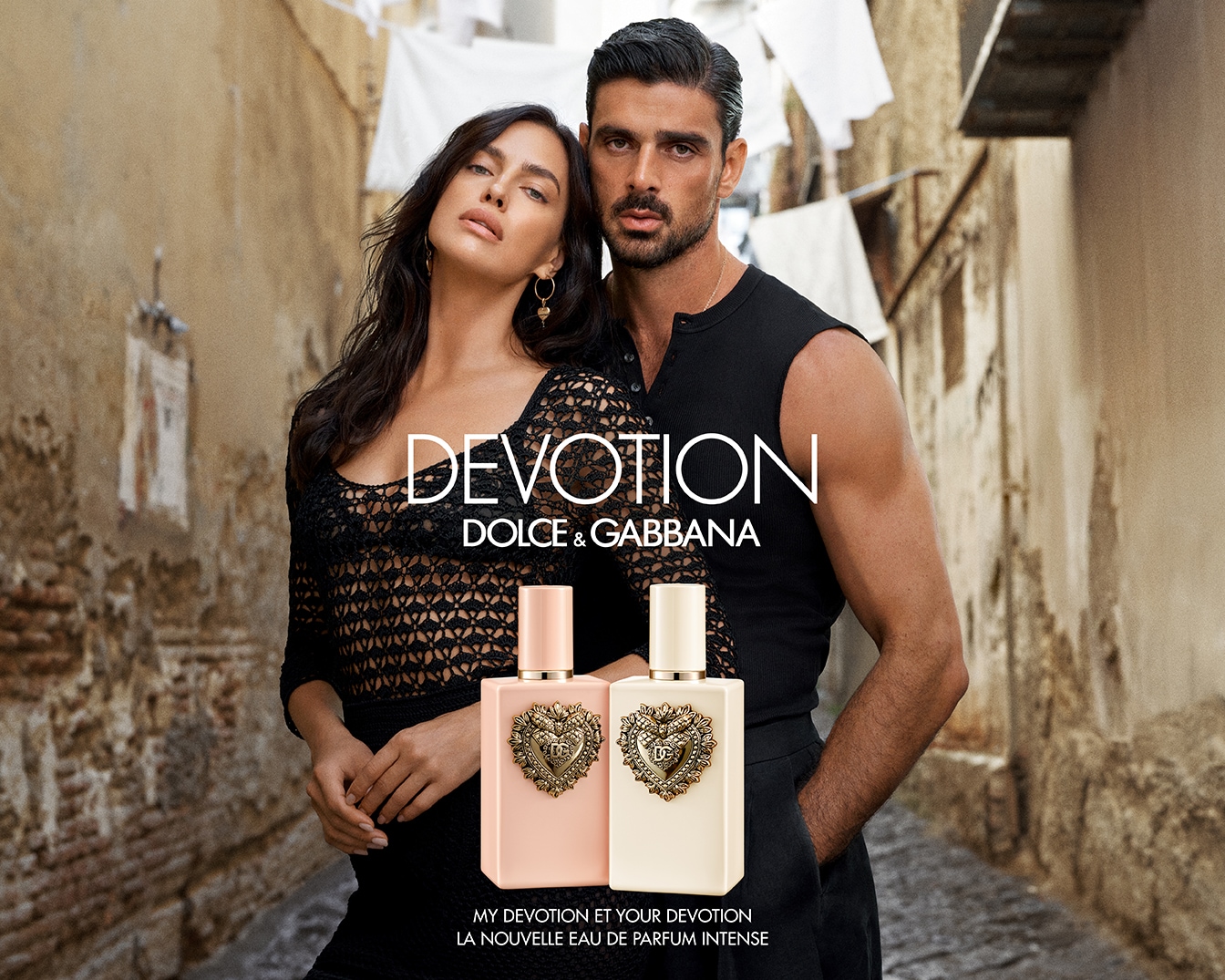 Découvrez Devotion de Dolce & Gabbana, une nouvelle eau de parfum intense, présentée avec deux flacons élégants, l'un rose pâle et l'autre crème, chacun orné d'un cœur doré en relief.