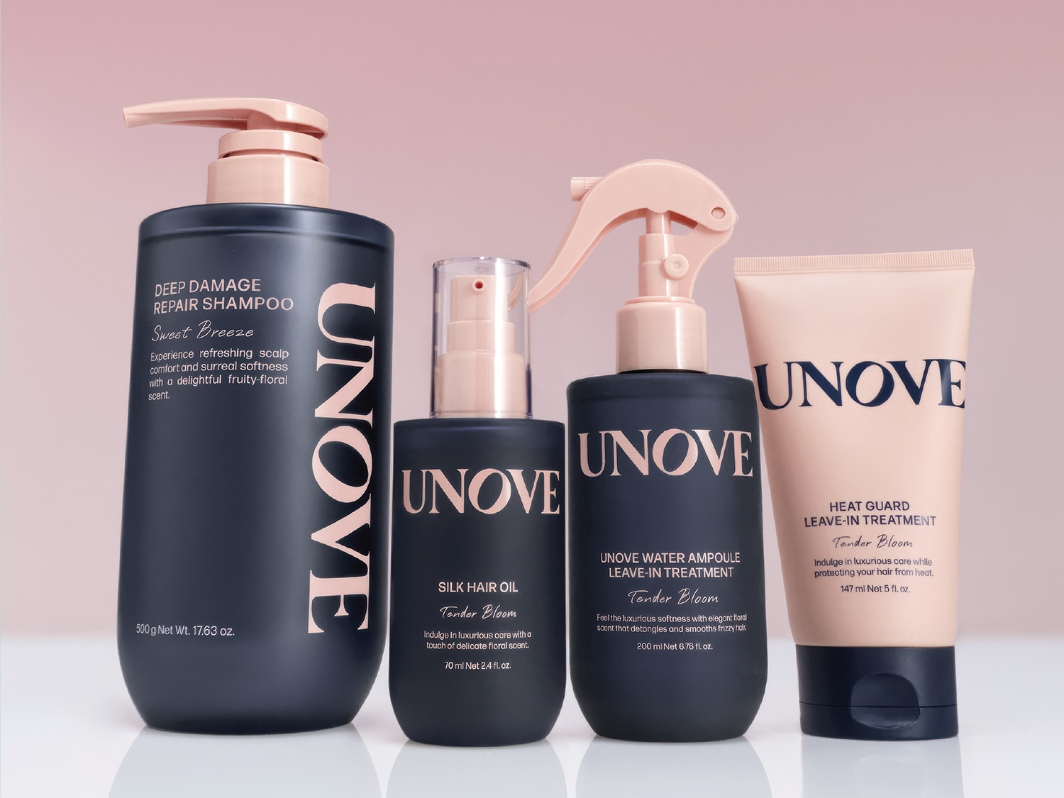 La collezione UNOVE presenta quattro prodotti per la cura dei capelli: uno shampoo Deep Damage Repair Sweet Breeze, un olio per capelli Silk Hair Oil Tender Bloom, un trattamento leave-in Water Ampoule Tender Bloom e un trattamento leave-in Heat Guard Tender Bloom, tutti in eleganti flaconi neri con dettagli rosa.