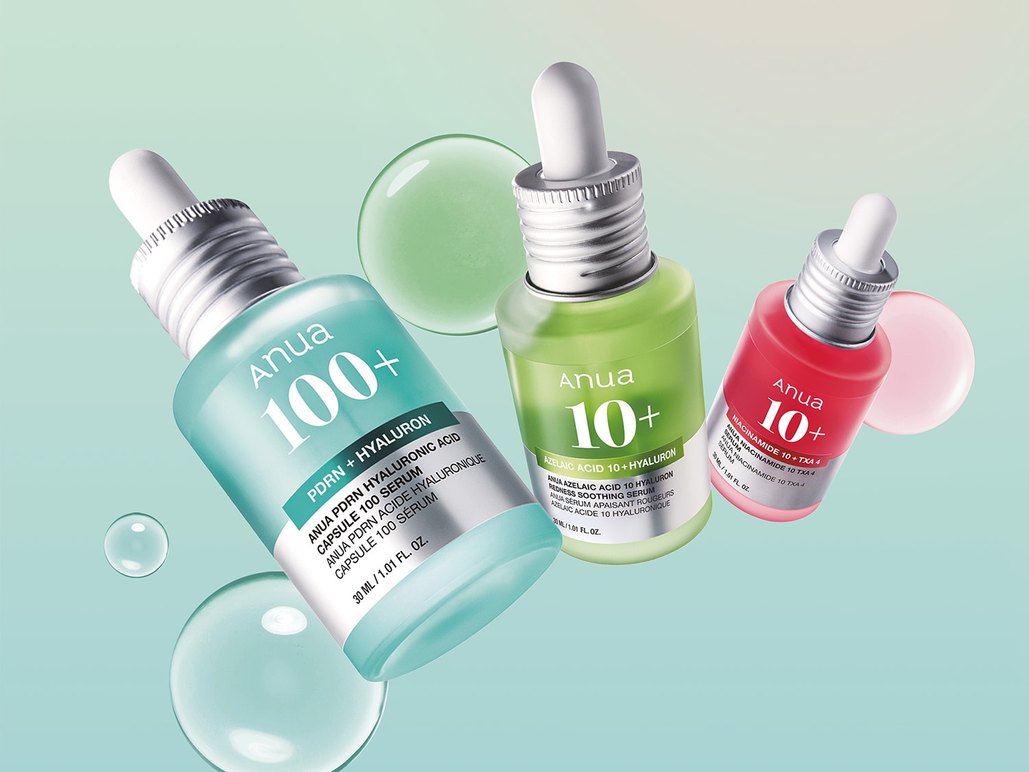 Tre flaconi di siero Anua, uno azzurro con PDRN + Acido Ialuronico, uno verde con Acido Azelaico 10 + Ialuronico e uno rosso con Niacinamide 10 + TXA 4, fluttuano tra bolle trasparenti su uno sfondo sfumato di verde acqua.