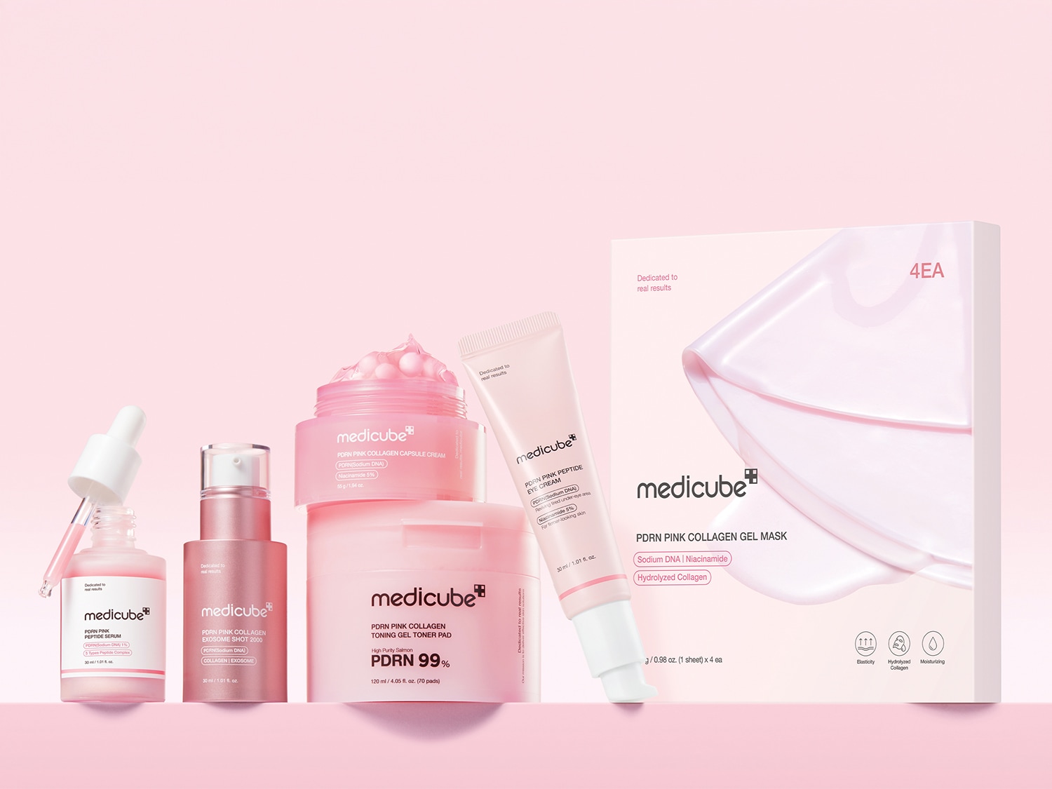Una collezione di prodotti Medicube PDRN Pink Collagen, tra cui siero, crema, tonico e maschera in gel, tutti in eleganti confezioni rosa e bianche, progettati per migliorare l'elasticità e l'idratazione della pelle.