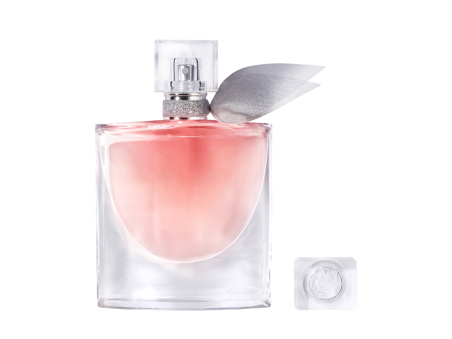 Der Lancôme La Vie Est Belle Eau de Parfum Flakon präsentiert sich in einem eleganten, transparenten Glasdesign mit einem zarten Rosaton des Parfums, verziert mit einer schimmernden silbernen Schleife am Hals und einem passenden Deckel mit dem Markenlogo.
