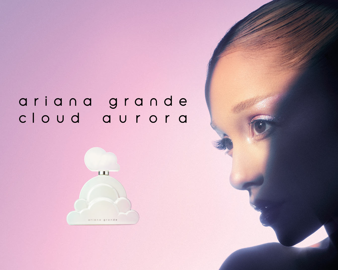 Ariana Grande Cloud Aurora parfumflesje in de vorm van een wolk, met een glanzende, witte afwerking en de naam van het merk in het zwart op de voorkant, naast een close-up van Ariana Grande's gezicht.