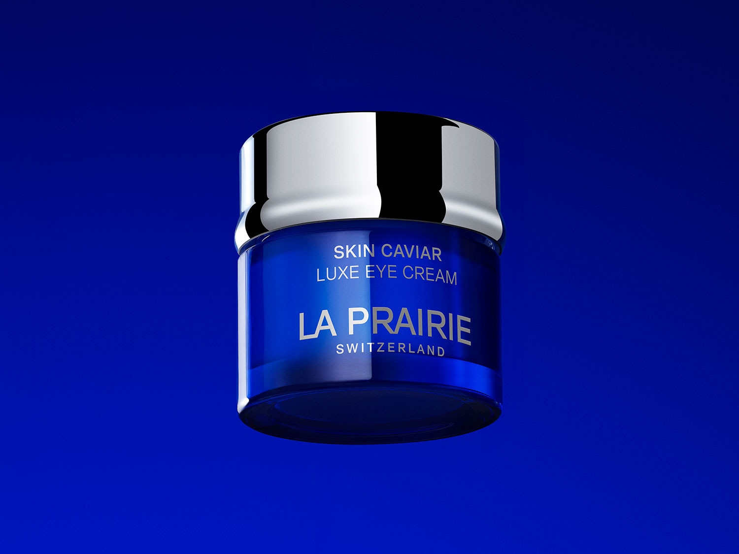 Das La Prairie Skin Caviar Luxe Eye Cream ist ein luxuriöses Augenpflegeprodukt in einem eleganten blauen Tiegel mit silbernem Deckel, das die Augenpartie strafft und revitalisiert.