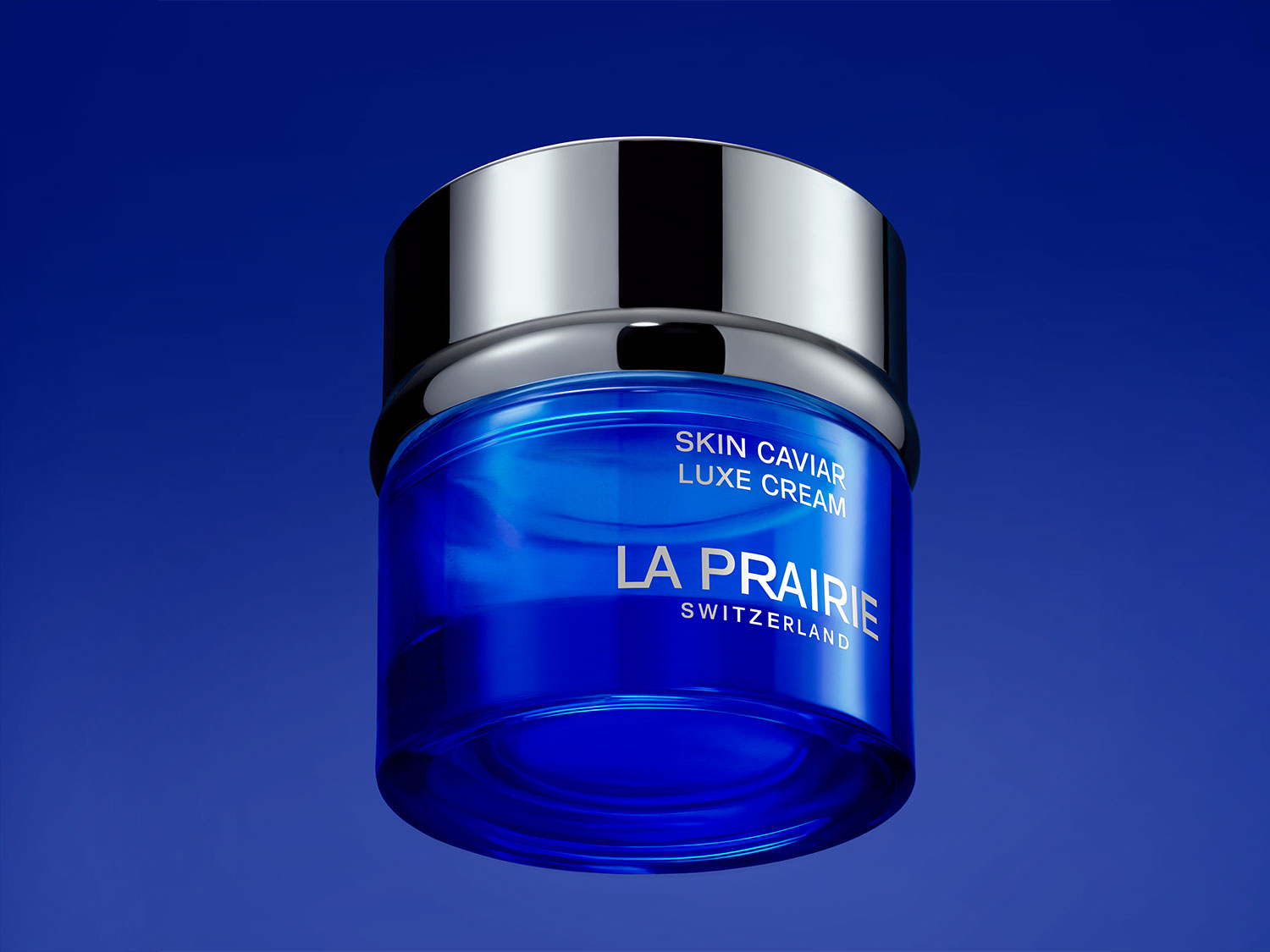 Die La Prairie Skin Caviar Luxe Cream in einem eleganten blauen Tiegel mit silbernem Deckel ist eine luxuriöse Pflege für anspruchsvolle Haut.