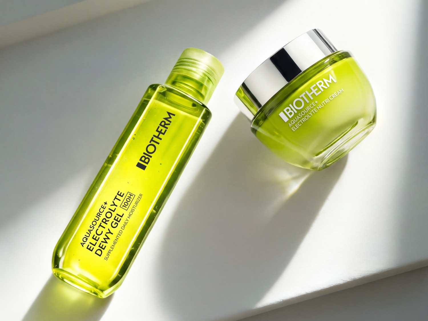 Découvrez le gel-crème hydratant Aquasource+ Electrolyte Dewy Gel 100H de Biotherm, un soin quotidien pour une peau éclatante et hydratée.