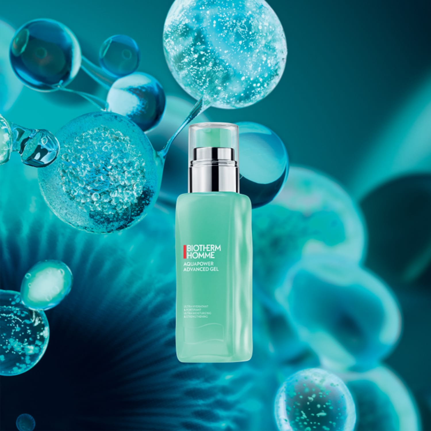 Biotherm Homme Aquapower Advanced Gel v mátově zelené lahvičce se stříbrným dávkovačem, obklopený modrými bublinkami, které symbolizují hydrataci a svěžest.