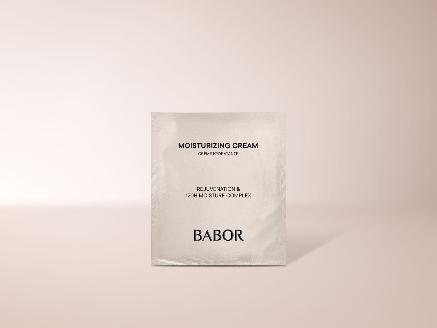 Die Babor Feuchtigkeitscreme in einer hellbeigen Probeverpackung mit schwarzem Text, der auf Verjüngung und einen 120-Stunden-Feuchtigkeitskomplex hinweist, ist ideal für die Hautpflege unterwegs.