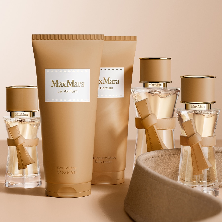 Das Max Mara Le Parfum Set enthält ein Duschgel, eine Körperlotion und zwei Parfümflaschen, alle in eleganten beigefarbenen Verpackungen mit goldenen Akzenten.