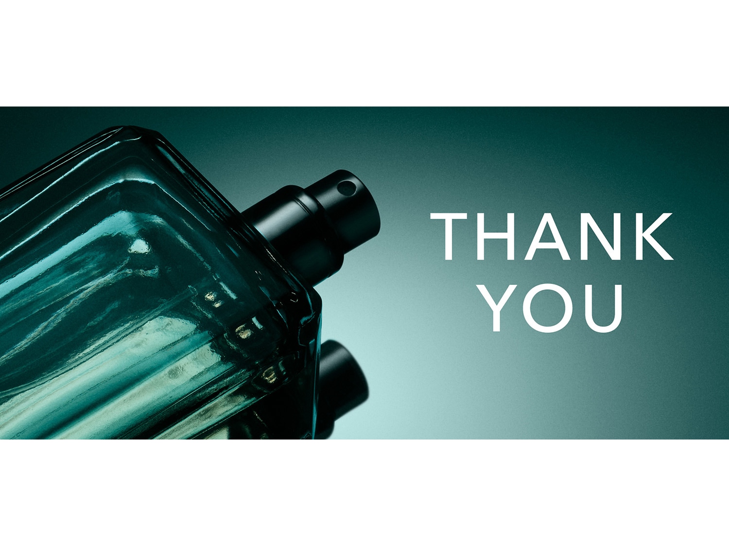 Un flacon de parfum en verre teinté de bleu-vert avec un vaporisateur noir est visible sur un fond dégradé de bleu-vert, avec les mots "THANK YOU" en blanc sur le côté droit.