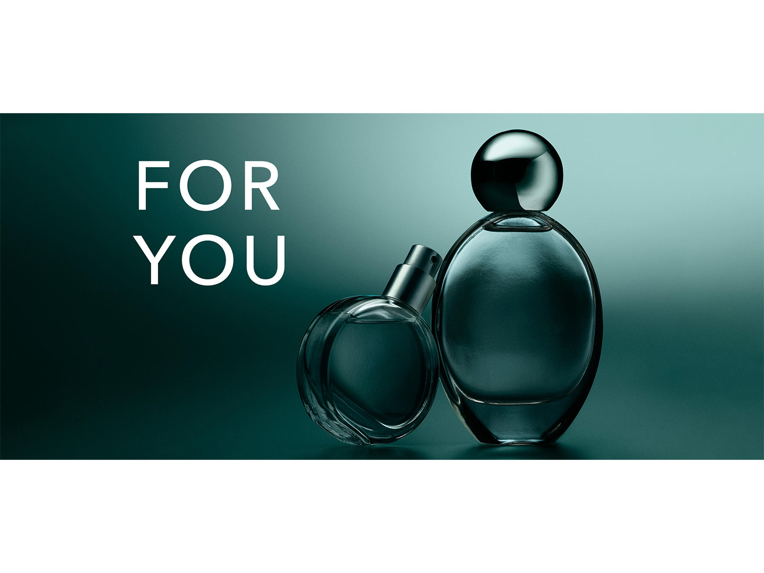 Deux flacons de parfum élégants, l'un ovale et l'autre rond, sont présentés sur un fond dégradé de vert foncé à vert clair, avec le texte "FOR YOU" en blanc sur la gauche.