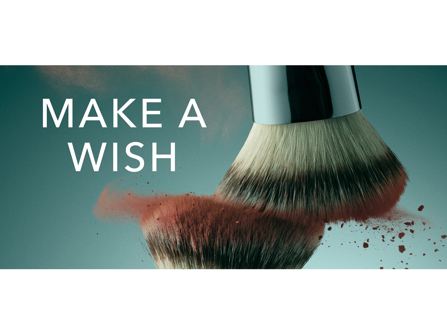 Deux pinceaux de maquillage à poils blancs et noirs sont représentés sur un fond bleu-vert, avec de la poudre de maquillage rouge-brun qui s'envole, et le texte "MAKE A WISH" en blanc.