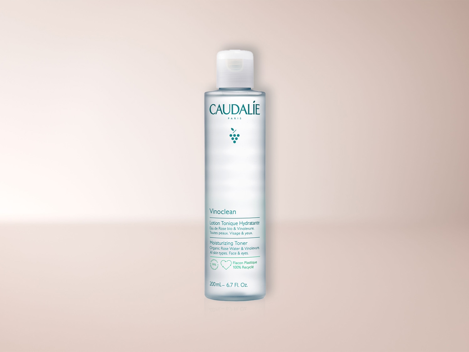 Das Caudalie Vinoclean feuchtigkeitsspendende Gesichtswasser in einer transparenten Flasche mit weißem Verschluss enthält Bio-Rosenwasser und Vinolevure für alle Hauttypen, Gesicht und Augen.