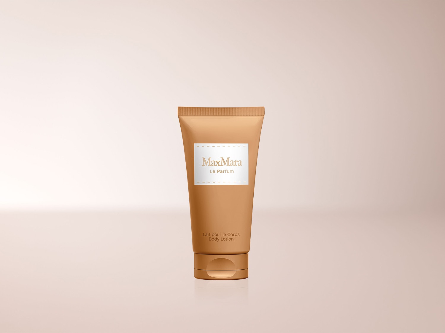 Die Max Mara Le Parfum Body Lotion in einer eleganten, goldbraunen Tube mit weißem Etikett, das den Markennamen und den Produkttyp anzeigt, ist perfekt für eine luxuriöse Hautpflege.