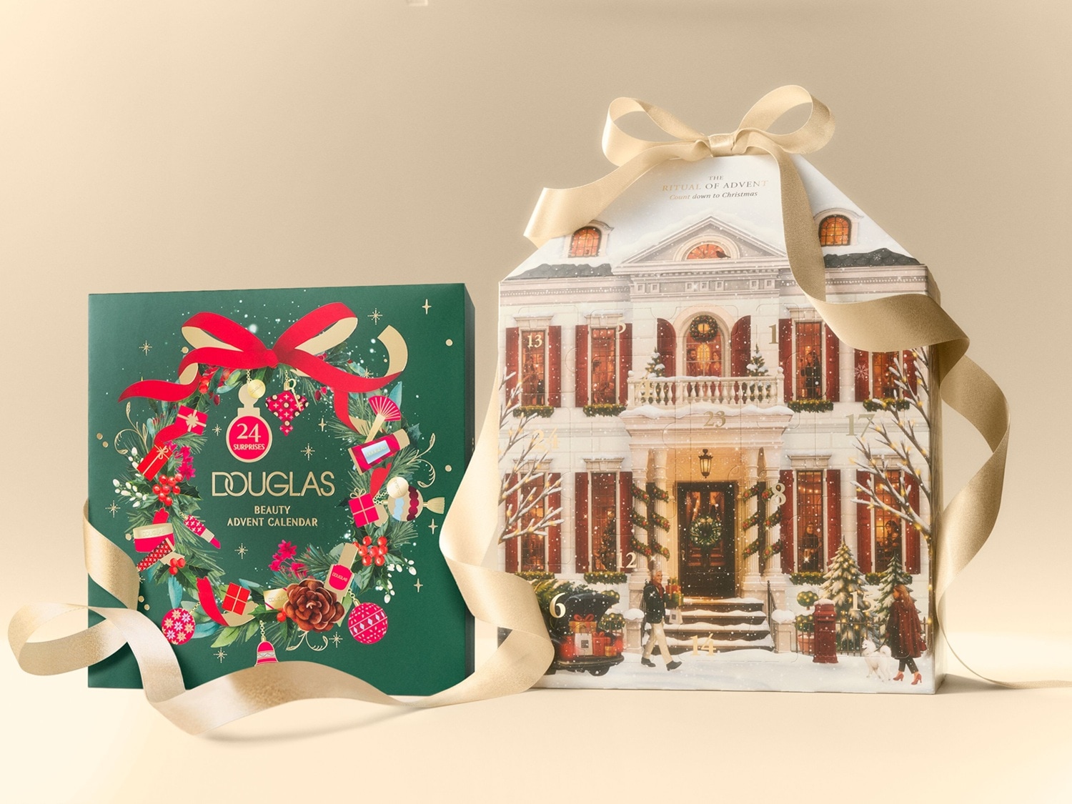 Der Douglas Beauty Adventskalender in Dunkelgrün mit einem festlichen Kranzdesign und der Aufschrift "24 Überraschungen" steht neben dem Ritual of Advent Kalender, der wie ein elegantes weißes Haus mit roten Fensterläden und goldenen Bändern gestaltet ist.