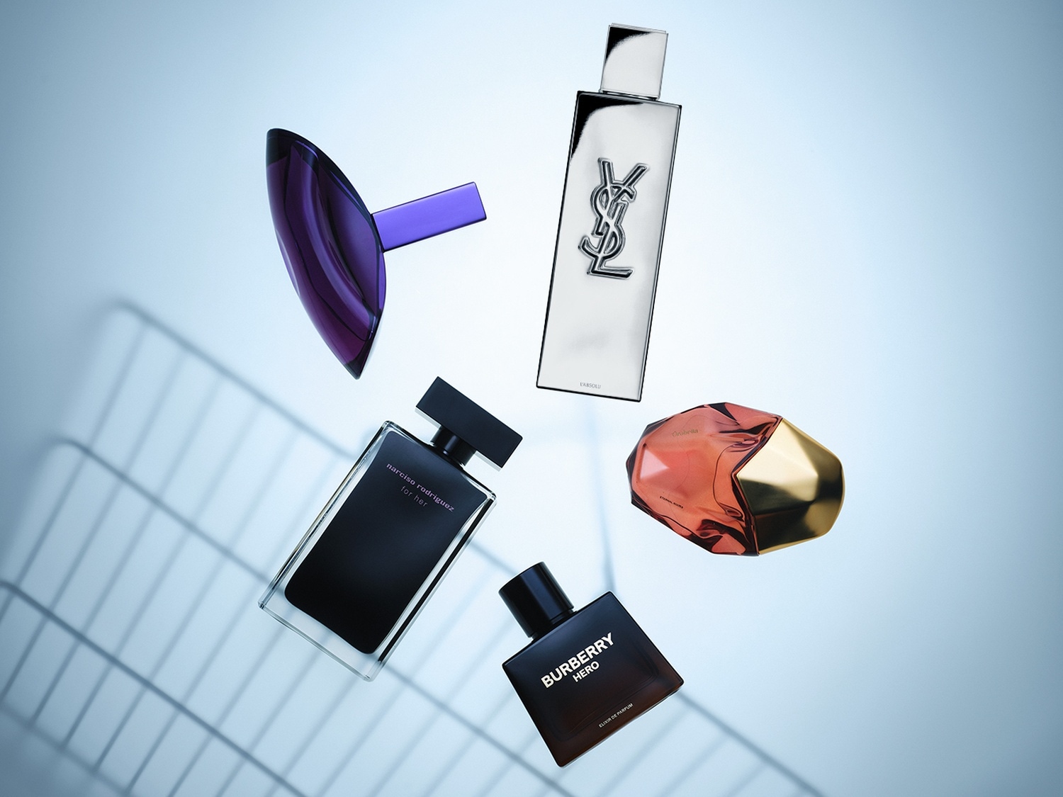 Een paarse, ovaalvormige parfumfles met een langwerpige dop, zweeft boven een zwarte, rechthoekige fles van Narciso Rodriguez For Her.