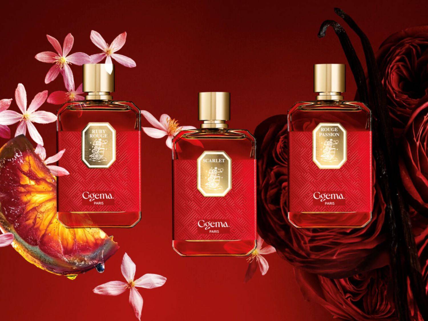 Trzy eleganckie, prostokątne butelki perfum Cogema Paris w odcieniach czerwieni, ze złotymi nakrętkami i etykietami, stoją na tle czerwonych róż, wanilii i różowych kwiatów, tworząc luksusową kompozycję.