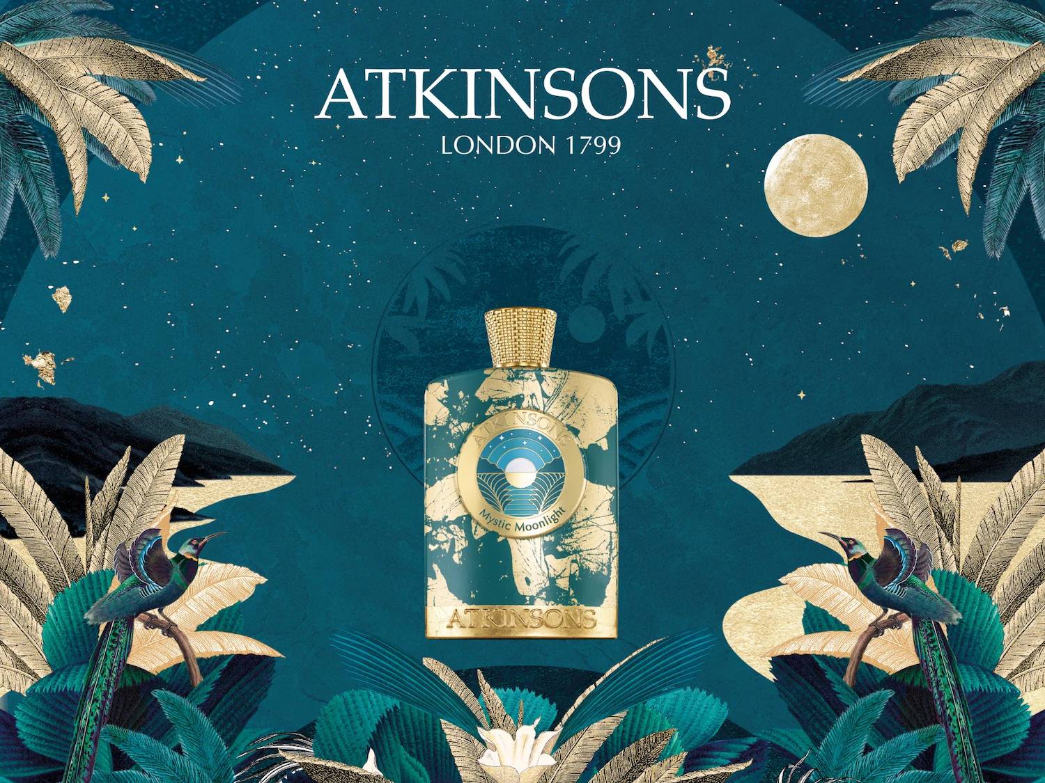 Flakon perfum Atkinsons Mystic Moonlight w kształcie prostokąta z zaokrąglonymi rogami, ozdobiony złotymi liśćmi i niebieskim medalionem, na tle nocnego krajobrazu z palmami i księżycem.