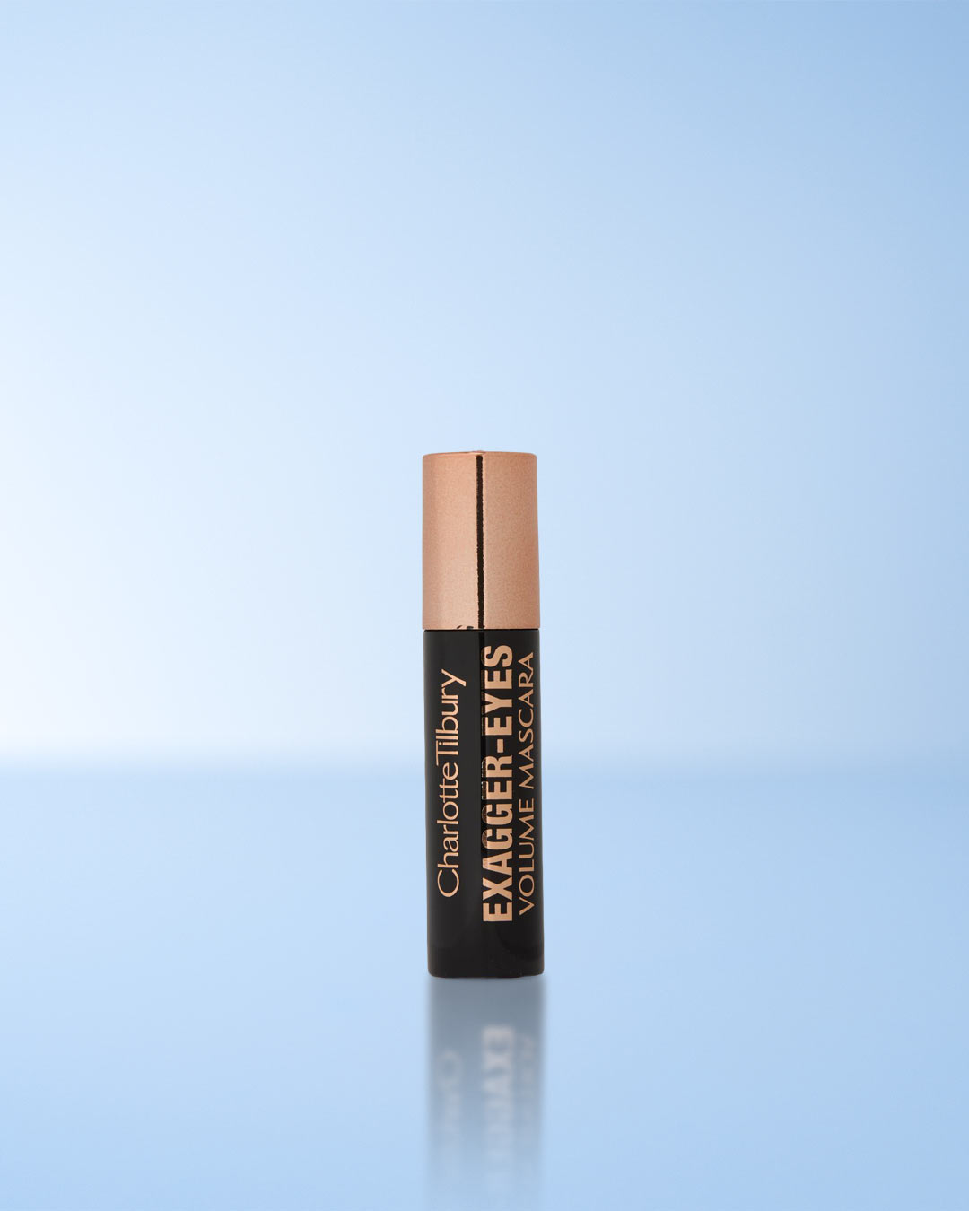 Die Charlotte Tilbury Exagger-Eyes Volume Mascara in einer eleganten schwarzen Tube mit roségoldenem Deckel verspricht atemberaubendes Volumen für Ihre Wimpern.