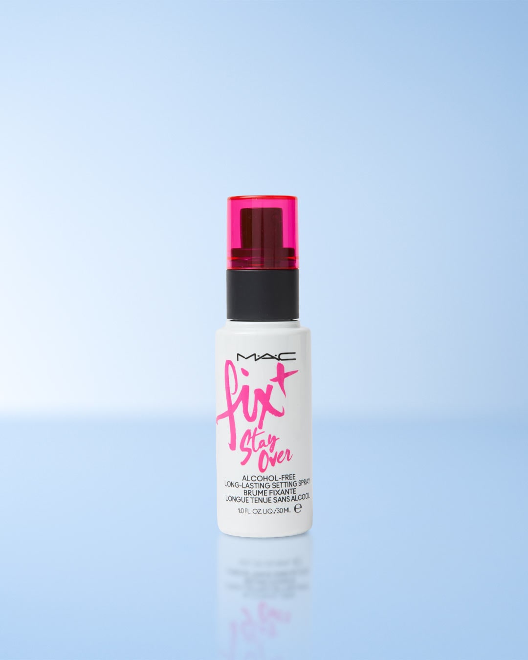 Das MAC Fix+ Stay Over Setting Spray in einer weißen Flasche mit schwarzem Sprühkopf und leuchtend pinker Kappe fixiert Ihr Make-up langanhaltend und alkoholfrei.