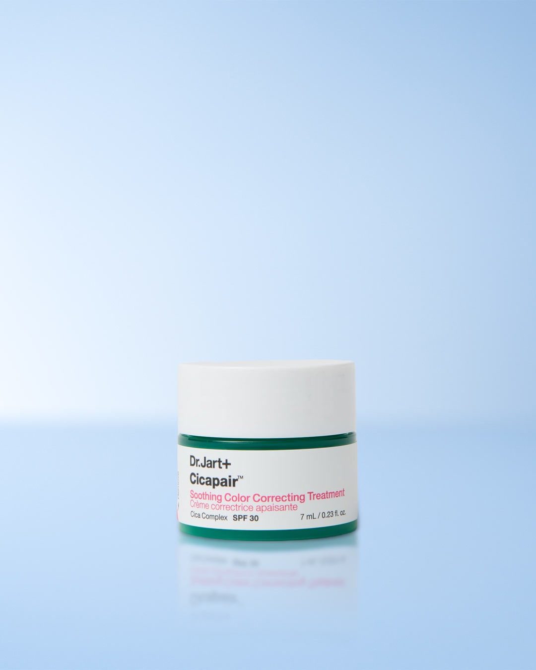 Dr.Jart+ Cicapair Soothing Color Correcting Treatment in einem grünen Tiegel mit weißem Deckel, der 7 ml des Produkts enthält und einen Lichtschutzfaktor von 30 bietet.