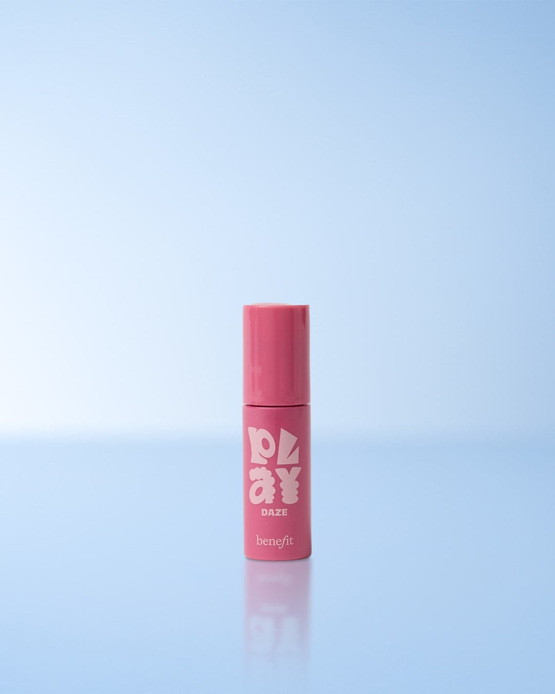 Der Benefit Playtint Lip & Cheek Stain in der Farbe Daze ist ein rosafarbener Lippen- und Wangenfarbstoff in einer kleinen, zylindrischen Flasche mit einem Applikator, der für einen natürlichen, langanhaltenden Farbtupfer sorgt.