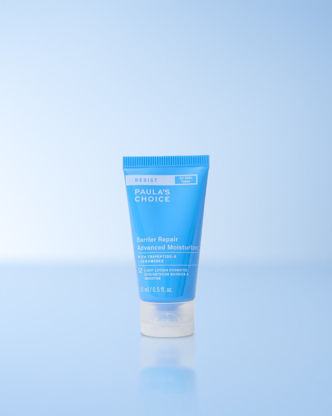 Die Paula's Choice Resist Barrier Repair Advanced Moisturizer in einer blauen Tube mit weißer Schrift ist eine leichte Lotion, die die Haut mit Feuchtigkeit versorgt, die Barriere stärkt und glättet.