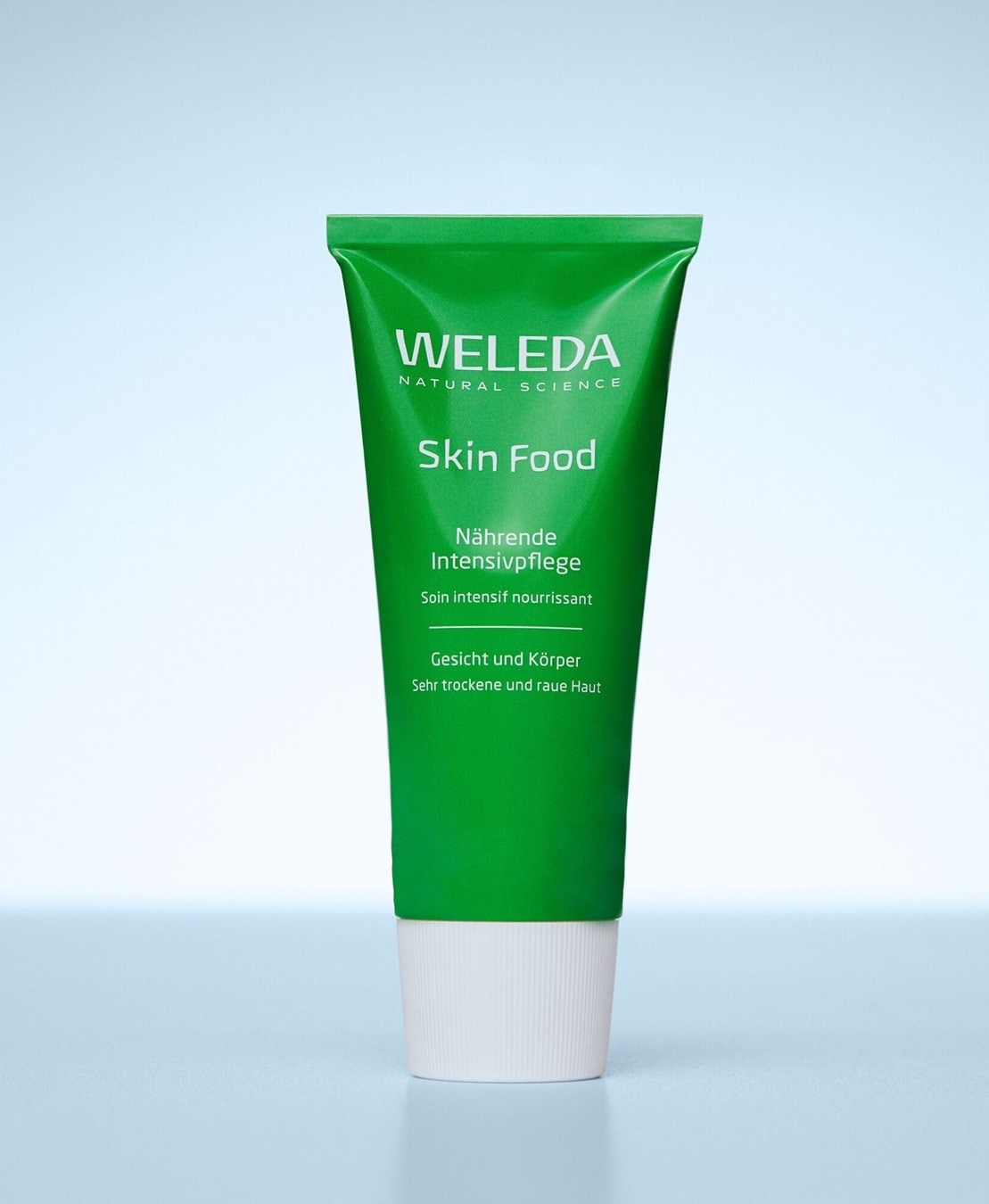 El tubo verde de Weleda Skin Food, con tapa blanca, ofrece un cuidado intensivo nutritivo para rostro y cuerpo, ideal para pieles muy secas y ásperas.