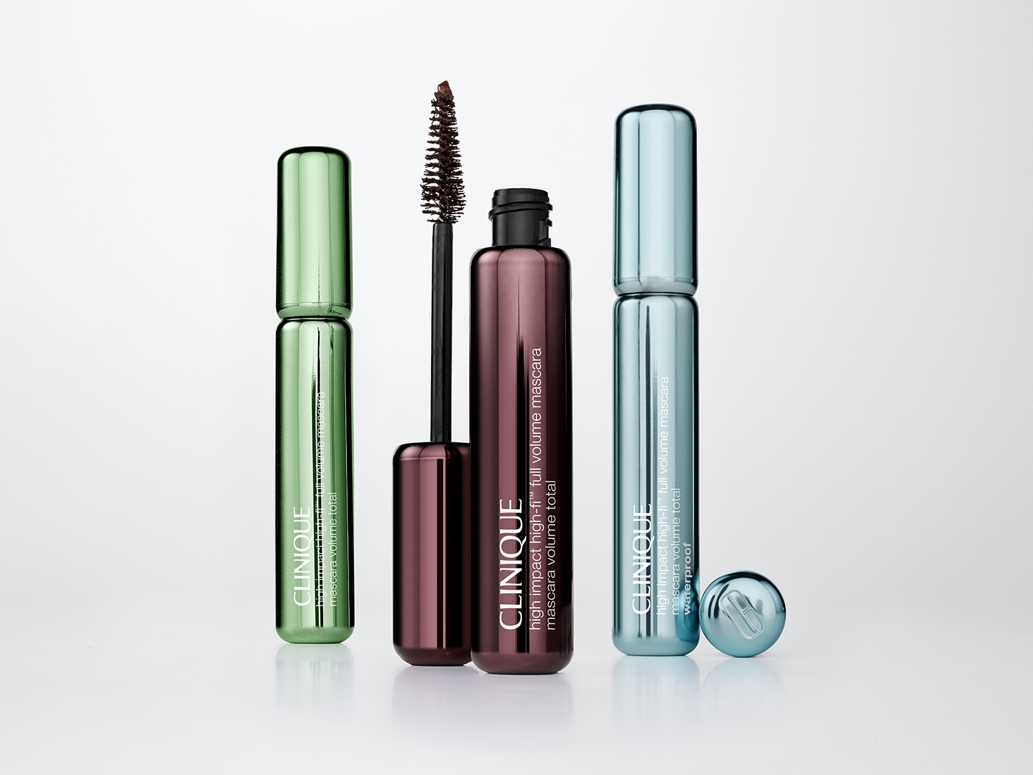 Tre mascara Clinique High Impact High-Fi Full Volume in verde, marrone e azzurro, con uno aperto che mostra lo scovolino marrone, promettono volume totale e sono disponibili anche in versione waterproof.