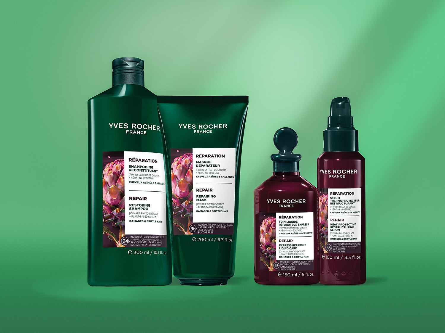 Zestaw czterech produktów Yves Rocher do włosów zniszczonych i łamliwych, w tym szampon, maska, płynna pielęgnacja i serum termoochronne, wszystkie w zielonych i bordowych butelkach z etykietami z karczochami.