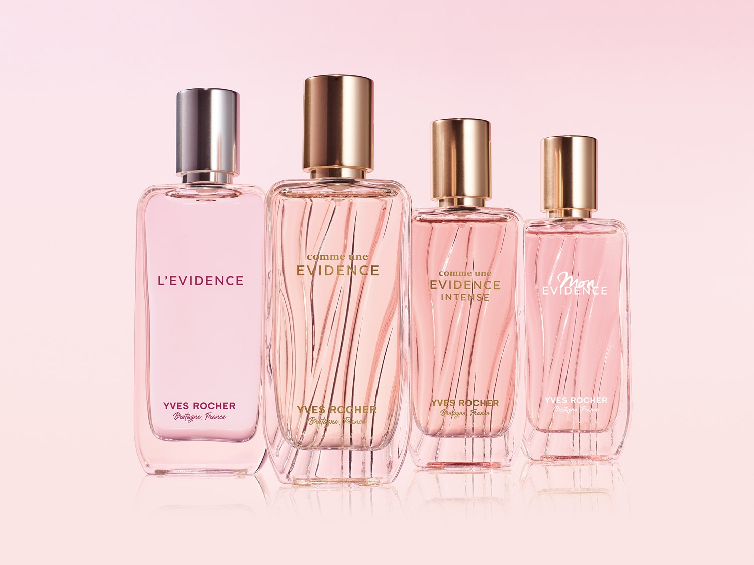Cztery prostokątne butelki perfum Yves Rocher z różowym płynem i złotymi lub srebrnymi nakrętkami, z etykietami „L'EVIDENCE”, „comme une EVIDENCE”, „comme une EVIDENCE INTENSE” i „Mon EVIDENCE”.