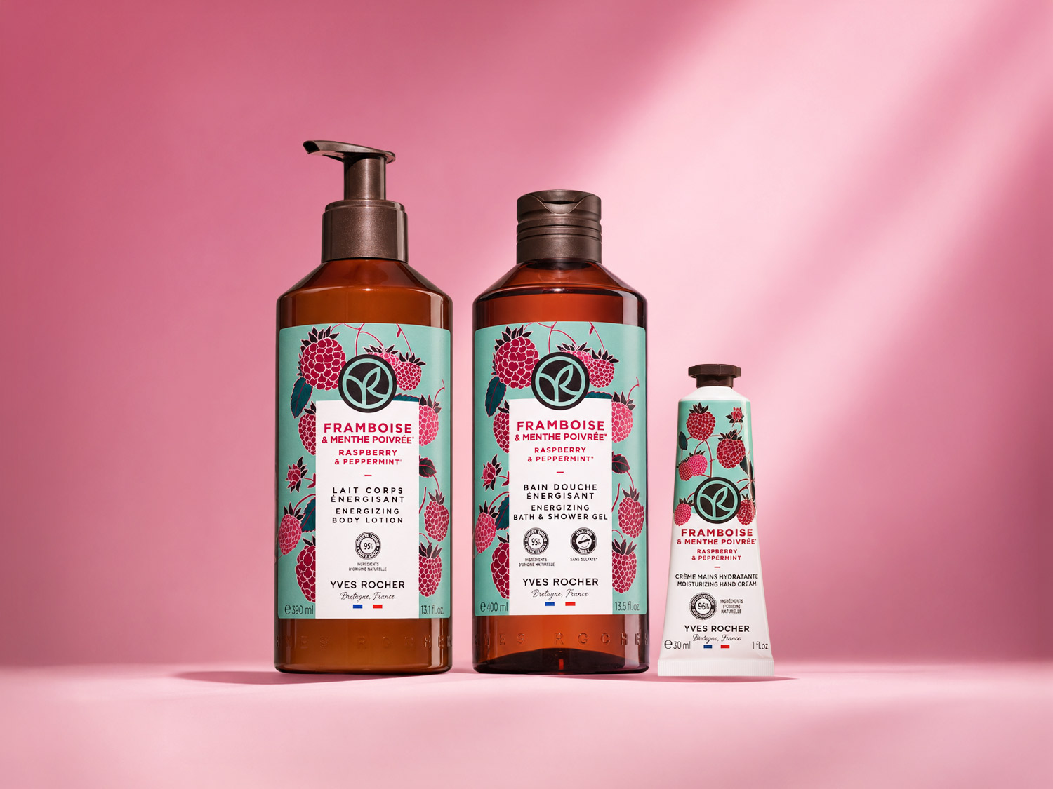 Zestaw Yves Rocher Framboise & Menthe Poivrée zawiera energetyzujący balsam do ciała, żel pod prysznic i nawilżający krem do rąk, wszystkie w opakowaniach ozdobionych malinami i miętą pieprzową.